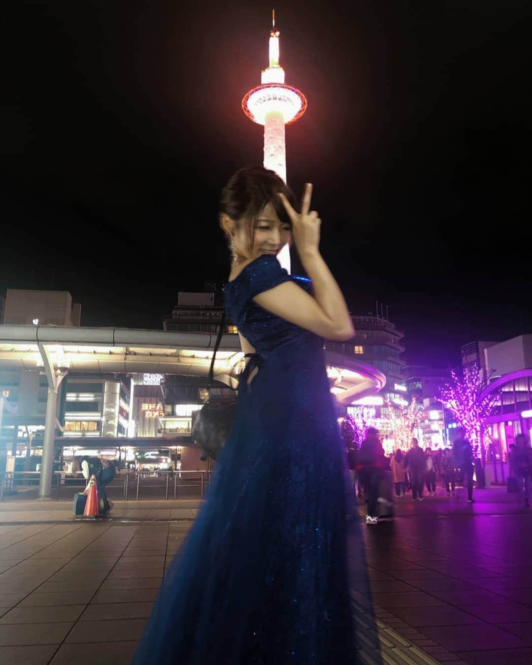 安納サオリさんのインスタグラム写真 - (安納サオリInstagram)「Ilove京都  #京都  #kyoto  #京都タワー  #青ドレス  #dress  #blue  #プロレスラー  #女子レスラー  #安納サオリ  #京都国際映画祭」10月18日 16時05分 - anou_saori