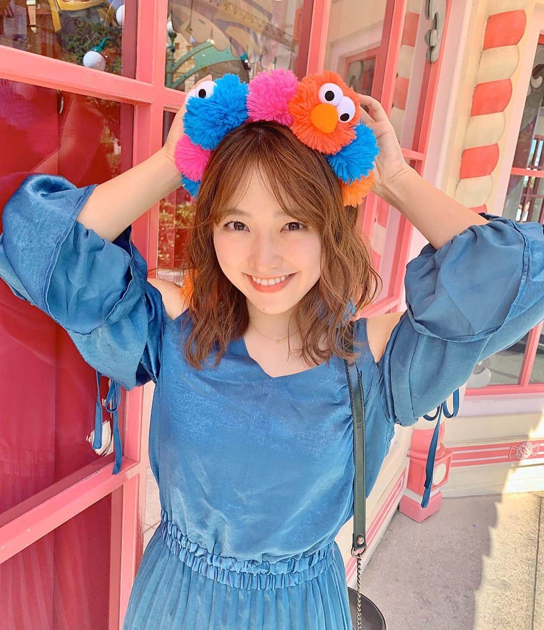 大野愛友佳のインスタグラム：「先週まいちゃんと🌎✩ @universal_studios_japan . いろんな乗り物たくさん乗って、 美味しいものもたべて、　 何よりのんびりできました✨ . ご招待ありがとうございます🙇‍♂️ . 普通のスヌーピーキャップと迷ったけど やっぱり私たちは変わったもの好きで あんまり周りとカブらない、 ハッピー野郎になろうってこれにしました🤩笑 . まいちゃんにも 久しぶりに会えて嬉しかった😉 . 青いワンピはのんちゃんの @n_with_official 👗」