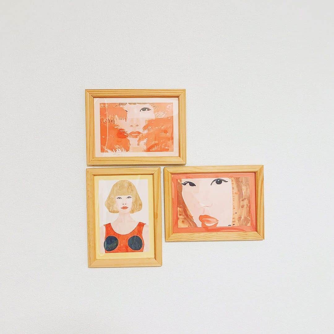 岩間恵のインスタグラム：「友達の家の壁がYUKIになってた🥰 私も部屋の壁に何か飾ろうかな〜殺風景なんだよな〜」