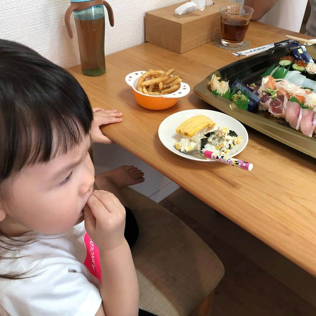 井上香織さんのインスタグラム写真 - (井上香織Instagram)「2019.10.18 ・ ちょっと前。 しょっちゅう会ってる潤ちゃん😆 @junkotakahashi0430 ・ ANちゃんとKANO2人で遊ぶのめちゃくちゃ喜んでくれて親はゆっくり♡″ ・ 手土産は主人作のバスチー🍰 これがなかなか美味しい♡ @hidegoli ・ #仲良し #お友達 #8ヶ月違いの女の子 #2歳2ヶ月 #2歳10ヶ月 #バスチー #手作り」10月18日 16時08分 - kaorin888