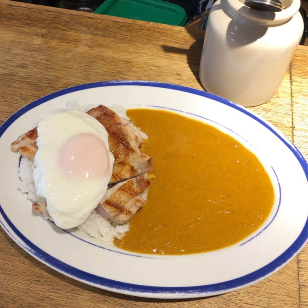 B JIRUSHI YOSHIDAさんのインスタグラム写真 - (B JIRUSHI YOSHIDAInstagram)「【代官山LUNCH】 【店名】grigio 【メニュー】Grilled Chicken Curry&Salad 【PRICE】¥880-(目玉焼きトッピング ＋100円) 【一言】 代官山でカレーが食べたい時はいつもgrigioさんへ。食べやすいカレーとグリルチキンの相性がとても好きです。ドレッシングが美味しいサラダは結構ボリューミーなので、野菜もたっぷり食べられます。個人的には目玉焼きトッピングを追加するのがおすすめです。  #ランチ #代官山ランチ #代官山LUNCH #다이칸야마맛집 #daikanyama #ハンバーガー #grigio #代官山グルメ」10月18日 16時13分 - bjirushiyoshida