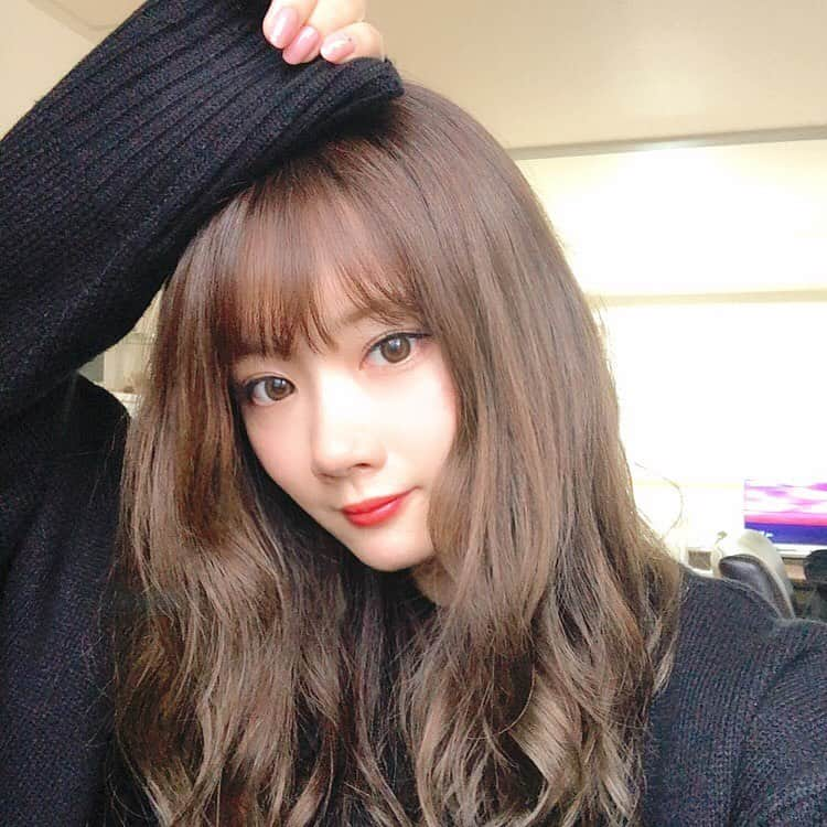 畠中清羅 さんのインスタグラム写真 - (畠中清羅 Instagram)「_  new hair&nail❤︎❤︎ .  子育てしてると日々の時間が 早過ぎて中々サロンに行けてなかった😂💖 .  ようやく前髪も整えてもらえたし ネイルもかけてるところなおしてもらってはっぴー❤️❤️ .  さぁこの時間にインスタライブ したらみてくれるかなぁ🥰🌼 .  娘ちゃんタイミングよくおねんね中💤」10月18日 16時19分 - seira_hatanaka