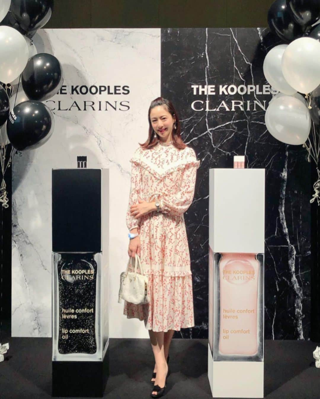 白田久子さんのインスタグラム写真 - (白田久子Instagram)「10/18限定発売 @clarinsjp コンフォートリップオイル・2色 ダークストーン/ライトストーン 唇の水分量で色味が変化する植物由来のオイルたっぷりのリップ美容液です。 ・ 私はダークストーンを唇全体に塗り、真ん中のみライトストーンをぽんぽんと置きました。プラムカラーで艶々です✨デザインもスタイリッシュで存在感強め！これからの季節、少し深みのあるカラーでポイントメイク如何でしょうか？ ・ ちなみに、出かける前同じくクラランスの#ダブルセーラムex をしっかり肌に馴染ませてポイントでコンシーラーのみ。ツヤ肌の出来上がり！肌も唇もオイル美容やめられない😂💕 #クラランス #コンフォートリップオイル  #thekooplesxclarins  #年子ママ」10月18日 16時23分 - hisako_shirata