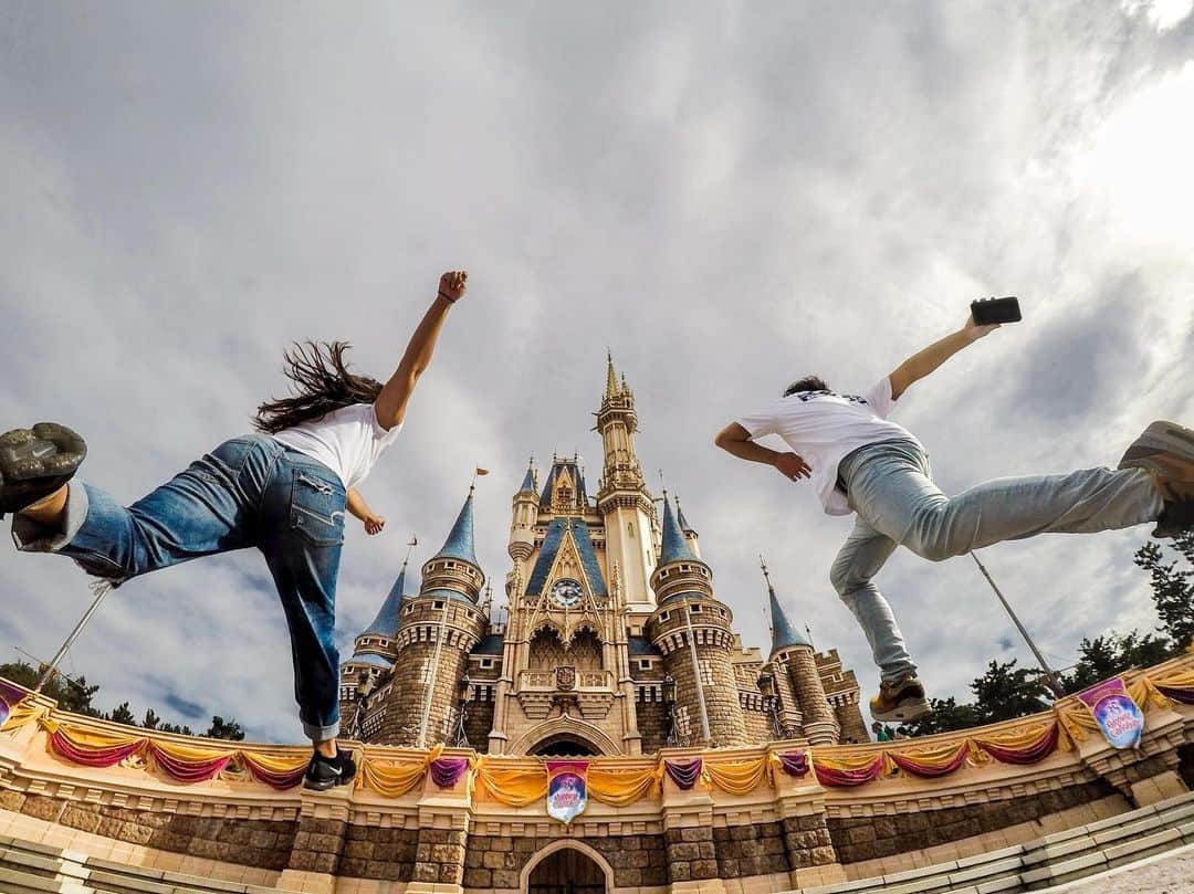 GoProさんのインスタグラム写真 - (GoProInstagram)「お城を目指してダッシュ💨🏰 #GoProテク : GoProの連写モードで撮影すれば、アクション中のベストショットをGoProアプリで後から選択可能👌 ・ 📷 @shota_731 ・ ・ ・ #GoPro #GoProJP #GoProのある生活 #ディズニー #ディズニーランド #シンデレラ城 #DisneyLand #TokyoDisneyLand #TokyoDisneyResort」10月18日 16時32分 - goprojp