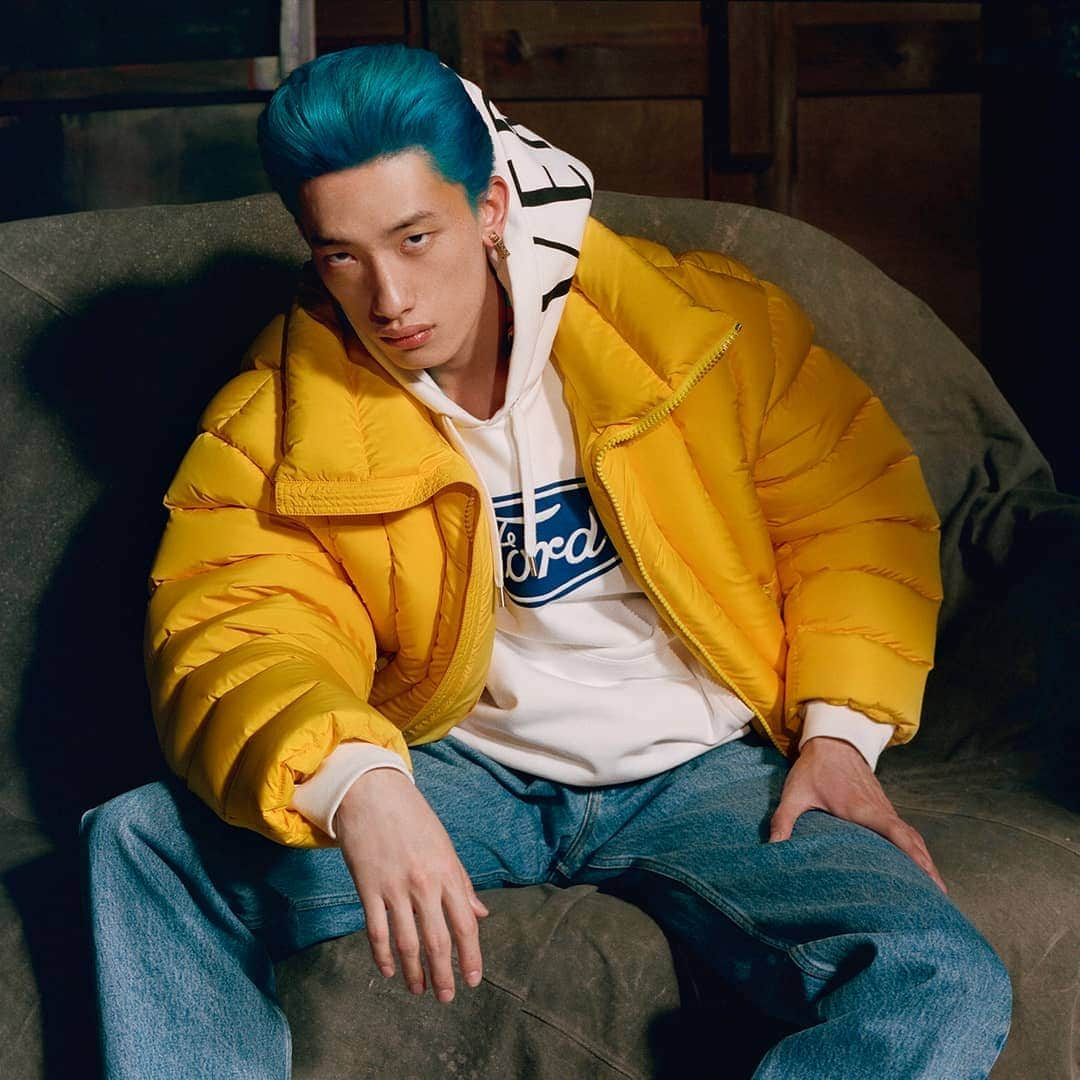 ジャンニヴェルサーチさんのインスタグラム写真 - (ジャンニヴェルサーチInstagram)「In the #VersaceFW19 Men's Collection, brightly colored puffer jackets are layered over casual pieces. Discover the collection through the link in bio.」10月18日 16時33分 - versace