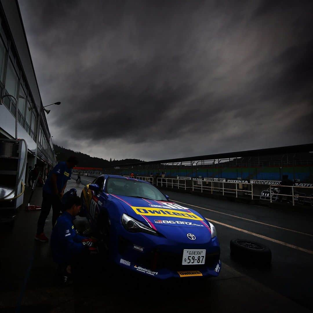 脇阪寿一さんのインスタグラム写真 - (脇阪寿一Instagram)「三橋仁明写真館 GR 86/BRZ Race Rd8 最終戦  #gr86brzrace #assomotorsports #owltech  #三橋仁明 #カメラマン」10月18日 16時35分 - juichiwakisaka