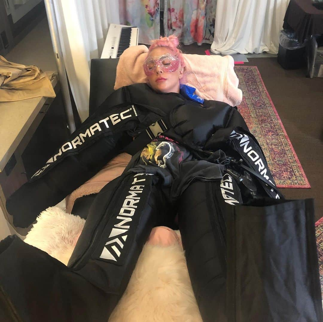 レディー・ガガさんのインスタグラム写真 - (レディー・ガガInstagram)「Post show routine: ice bath for 5-10 min, hot bath for 20, then compression suit packed with ice packs for 20. #rocknroll #enigma #gaga #gagavegas #vegas」10月18日 16時42分 - ladygaga