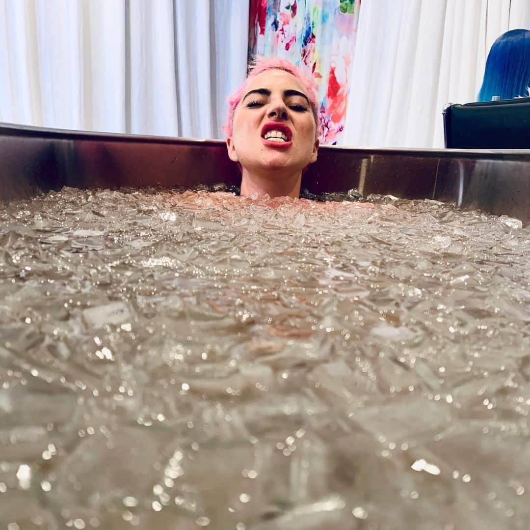 レディー・ガガさんのインスタグラム写真 - (レディー・ガガInstagram)「Post show routine: ice bath for 5-10 min, hot bath for 20, then compression suit packed with ice packs for 20. #rocknroll #enigma #gaga #gagavegas #vegas」10月18日 16時42分 - ladygaga