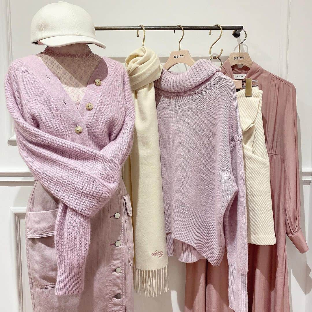 デイシーさんのインスタグラム写真 - (デイシーInstagram)「. . 💗🎀 Pale Pink Item 🎀💗 . . 淡くて甘い、でも少し大人っぽい大人気のピンク♡ 冬のアイテムに欠かせないカラーですね☃️💗 ぜひお気に入りのアイテムをDEICYで見つけてくださいね♩︎ . . _____Information_____ DEICYでは、ニットフェアを行っています🧣 ニットをご購入いただくと、ハズレ無しのスクラッチが出来ます💐 明日19日が最終日となります😣！ 是非この機会にお近くの店舗まで足を運んでみてくださいね☺︎ . . #deicy #mecouture #deicyikebukuro #parco #2019aw #winter #fashion #coordinate #ootd #instagood #instafashion #pink #palepink #knit #cardigan #skirt #onepiece #デイシー #デイシー池袋 #ミークチュール #パルコ #2019秋冬 #ファッション #ペールピンク #ニット #カーディガン #スカート #ワンピース @parco_ikebukuro_official  @deicy_official」10月18日 16時54分 - deicy_official