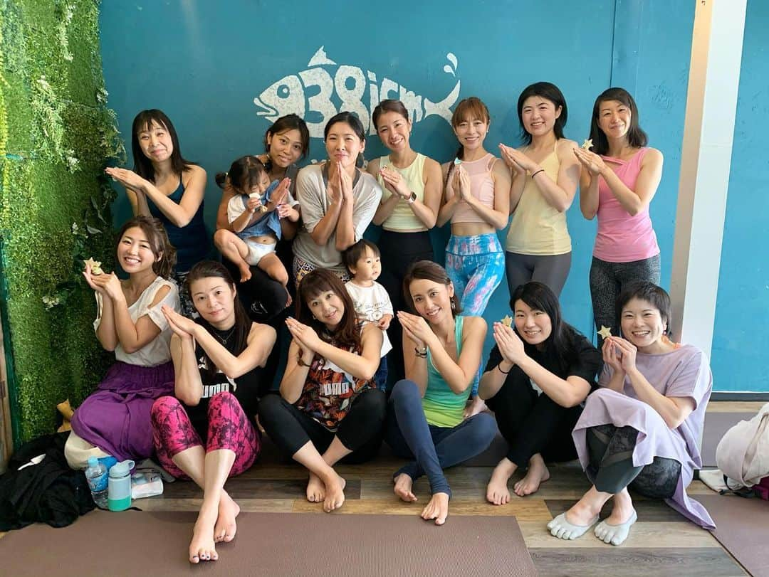 yuu sakuraiさんのインスタグラム写真 - (yuu sakuraiInstagram)「こんばんは☆ 先日第9回目を無事に迎えた 『1日YOGA  DAY 』企画☆  1日YOGA DAYって どういった企画ですか⁇と、  お問い合わせをいただくことも多いので、 こちらの企画の詳細を載せさせていただきます☆  現在 2週間に1回 開催をさせて頂いておりますこの企画は、1日に6名のヨガの講師の方が 〝1時間〟のYOGAのLESSONをリレー形式で鯖バーガー専門店で行う 大人気の〝CAFE YOGA〟です♪  この企画の目的は　 ヨガやピラティスの講師の方で ○レッスンを開くスタジオを求めている方 ○前後の準備で拘束時間が長くなってしまう事に支障がある方 ○都内中心部でレッスンを開きたい方 ○受付や誘導などスタッフを雇う事が出来ない方 ○ドリンクお食事付きのヨガの開催をしたい方  と共に開催致しております！  私は、フリーでフードコーディネーターをしていて、 イベントを開く際に、まずは仕事をする為の場所の確保だけでもお金と移動費と時間がとてもかかってきました。  実は、1日動き回っても投資する金額が多く 得られる収入はほんのわずかで材料費がかかる分 売れなければマイナスの時もあります！ だからこそ実力を上げる事への気持ちの原動力に変わりやる上での覚悟が強くなりますが、  実績を増やす段階で夢を諦めなきゃいけない仲間も沢山見てきました。  ヨガの講師の皆さんとお話しした時に、 一回のLESSONを開くときのリスクをお聞きして自分の仕事と共通するものを感じました！  きてくださる方の健康を願って、 より良い情報をお伝えしたい。 だからこそ、人よりも勉強して資格を取り練習を積み重ねているからこそ、  これまでイベントを開く中で、 MK CAFEのオーナーの菊池さん　@mk_kiku のようなカフェのオーナーに出会う事で 夢を追うメンバーが互いに 感謝を持ち続けられる中で、  多くの方が認知しているカフェをお借りして自分の最大限に出来ることをやらせていただき、 お客様が喜ぶご提案をして利益を頂くという仕事を学ばせて頂いてきました。  経験できるからこそ仕事においての実績を踏んでいけるのは本当にありがたいことです！  この1日YOGA DAYは、 MK CAFEの二階を会場にし、 一階はLESSONを終えた方が食事を取れる場所に、 3階は着替えができるスペースとして 1日貸し切って行われます！  ヨガのLESSONはMAX13名まで入れますので、当日は講師の皆さんがお呼びした人数×1000円を講師の方にお渡しさせて頂いております‼︎ 準備も、誘導も、受付も、お食事のご提供も全てMKスタッフが行いますので、 講師の方はレッスンの15分前に来て 1時間のヨガをして頂き、 13名お呼びした方には1万3千円のお支払いをさせて頂いております☆  また、生徒さんからは1日にいろんな流派のyogaがまるで時間割のように行われるからわざわざ移動したり日程を押さえなくても1日で学べると喜んで1日に何個もLESSONを受けられる方もいて、  皆さんいつも、本当にアクティブに楽しそうに1日を過ごされています！  ヨガをする方々はみんな、 自分を知る時間を持っているからこそ、 心に余裕を持てている方が多くて、 周りに優しく穏やかで本当に素敵だなと思わせていただきます！  自分の体の健康に向き合う時間をつくる事。 体をほぐす、ストレッチする、姿勢を整える＝yoga  そんな時間を是非、鯖バーガー専門店で行う一日中yoga dayで過ごして頂けたら嬉しいです！  素敵な先生も募集中☆ 現在、11月は一枠のみ♪ 12月はこれから募集の告知をかけさせて頂きます！  今後の目標としてヨガstudioとカフェを併設させ、託児所を完備し生徒の皆さんももう少しゆったりとした空間でレッスンができるよう企業の方にイベントの提案をし、 喜ばれる場所作りに励んでいきます‼︎ これからもどうぞ宜しくお願い致します！  考案者 @mk_kiku  主催 @food_yuu  #power #food  #happy  #smile #dream  #フードコーディネーター #食育インストラクター #テーブルコーディネーター  #東京 #鯖バーガー #coffee #girl #ファインダー越しの私の世界 #instagood #tbt #art #style #love #fitness #life #healthy #鯖バーガー専門店 #38ism.  #筋トレ  #sports #yoga #pirates」10月18日 16時59分 - food_yuu