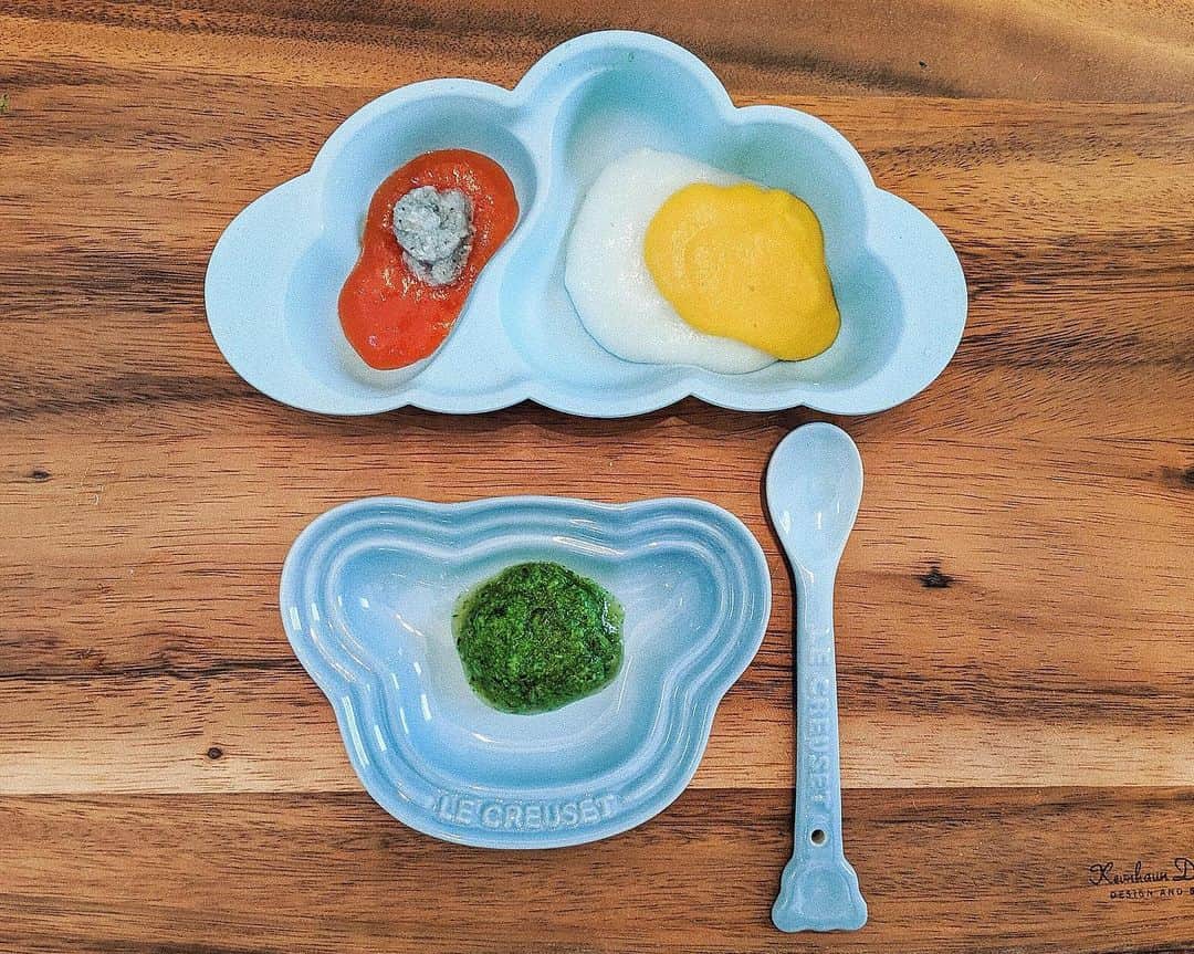ソンイのインスタグラム：「離乳食初期👶🏻🥣❤️﻿ 食べられる食材が増えて献立らしくなってきました🥄﻿ 離乳食のお勉強はネットよりも本や雑誌を見てます🧐📚﻿ ﻿ 1枚目﻿ 🍚とうもろこしがゆ﻿ 🥣トマトのシラスのせ﻿ 🥦ブロッコリーりんご﻿ ﻿ 2枚目﻿ 🍜そうめんがゆのブロッコリーと黄身のせ﻿ 🥣鯛とトマトのとろとろ﻿ ﻿ 3枚目﻿ 🍚トマトがゆ黄身のせ﻿ 🥣鯛とほうれん草のとろとろ﻿ ﻿ 4枚目﻿ 🍚ほうれん草豆腐がゆ﻿ 🥣にんじんのシラスのせ﻿ 🍎りんご﻿ ﻿ 5枚目﻿ 🍞りんごパンがゆヨーグルトがけ﻿ 🥣かぼちゃ﻿ ﻿ 6枚目﻿ 🍚鯛とかぼちゃのせがゆ﻿ 🥣ほうれん草のミルク煮﻿ ﻿ 7枚目﻿ 🍞とうもろこしのパンがゆ﻿ 🥣ブロッコリーバナナヨーグルト﻿ ﻿ #離乳食 #離乳食初期 #生後7ヶ月 #新米ママ﻿ #ソンイ飯 #ソンイ離乳食 #ソンイ子供ご飯」