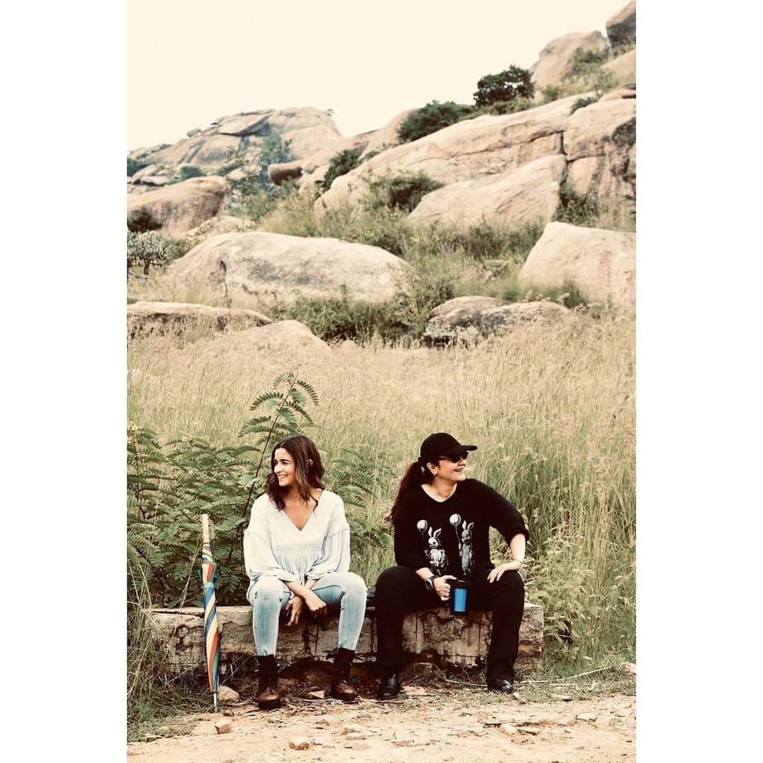 アリア・バットのインスタグラム：「priceless moments with the big sister.. ☀️ #sadak2 #sadak2diaries」