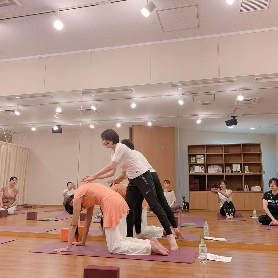 広瀬未花さんのインスタグラム写真 - (広瀬未花Instagram)「昨日はお仕事終わりに「逆メソッドYOGAティーチャーズトレーニング」講座開講記念のプレミアムイベントに参加してきました♪ ( @humanacademylifestyleclub ) ・ ・ “逆メソッドYOGA”は中島史恵さんが考案したメソッドなのですが、伝統的なヨガの考え方をベースに、重力に逆らった”逆さの動き”を取り入れたプログラム。 日常生活では行わない”逆さの動き”をすることで、普段使わない筋肉にアプローチし、理想のボディラインを作ることができるという考え方です。 ・ イベントでは中島史恵さんをはじめ、 メソッドを監修されたインストラクターの石川 香先生や、脳の身体の活性化を図る治療院をされている漆崎 結子先生が実際にをとりながらご説明して下さりとてもわかりやすかったです。 ・ 身体のどこの部位に働きかけているポーズなのかを意識することで、より効果的なアプローチをすることができると実感できました。 例えば、逆転のポーズを代表するダウンドックは、下がっていた内蔵の位置を正しい位置に戻そうとする効果があり、それにより消化機能や血流の改善、むくみの解消など、全身を活性化させる効果も期待できるポーズでもあるんです。まさに逆メソッドですね。 ・ ・ 逆メソッドは、物理的な逆の力の作用がもたらす効果はもちろんですが、思想も大事。 物事には全て表と裏があるように正があれば逆も存在するというのも一つの“逆”の考え方ですよね。 朝と夜、前と後、温と冷、喜と悲、楽と苦、生と死。 全てのもの事には、その逆が必ず存在します。 上手く行かない時もあれば、上手く行く時もあるのだから、大事なことは抗わずにそのことを受け入れて前に進んでいくこと。 また、普段自分が“正”と思いこんでいたことは本当に正なのか？ とcriticalに考えることも大事なのかなと。 その時々の正しい判断ができる生き方をしたいと思いましたよ。 (逆転のポーズをしていると頭が逆さまで、普段見えない景色に 新鮮さを感じたり、発見があることがあります。頭の血流も良くなり脳が活性化しますよ笑) ・ ・ 色々と気づきの多いレッスン内容でした！ ヨガインストラクターの方や、ヨガのポーズの知識をより深めてみたい方にオススメです♡ ・ ご興味のある方は是非↓ https://halc.athuman.com/lpo/re-yoga/?code=150459&utm_source=hirose&utm_medium=social&utm_campaign=hirose ・ ・ #ヒューマンアカデミー #ライフスタイルクラブ　#中島史惠　 #逆メソッドYOGA　#ヨガ　#逆ヨガ　#健康　#イベント #PR #イベント告知　#ヨガイベント　#yoga　#呼吸　#ヨガインストラクター　#養成講座　#美容　#ダイエット　#デトックス　#東京　#新宿」10月18日 17時02分 - micahirose