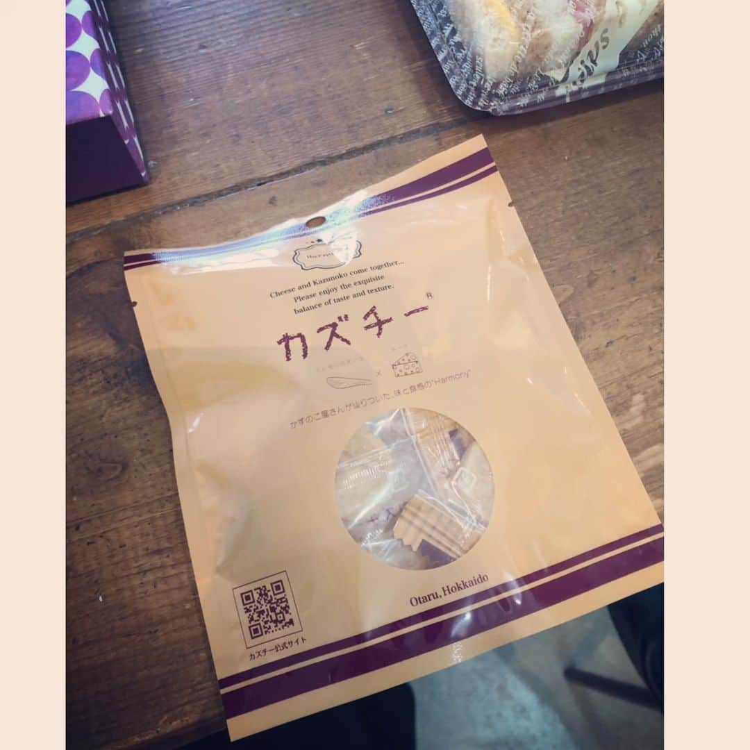 島村まみさんのインスタグラム写真 - (島村まみInstagram)「今日の撮影のお弁当美味しかったです😊🍴なかなか買えないカズチーも買ってきて頂きました❤️ #田中美奈子ケータリング #カズチー」10月18日 17時03分 - mami_shimamura