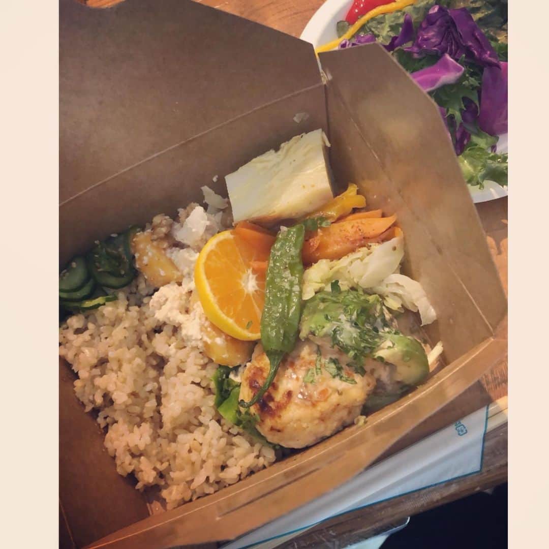 島村まみのインスタグラム：「今日の撮影のお弁当美味しかったです😊🍴なかなか買えないカズチーも買ってきて頂きました❤️ #田中美奈子ケータリング #カズチー」