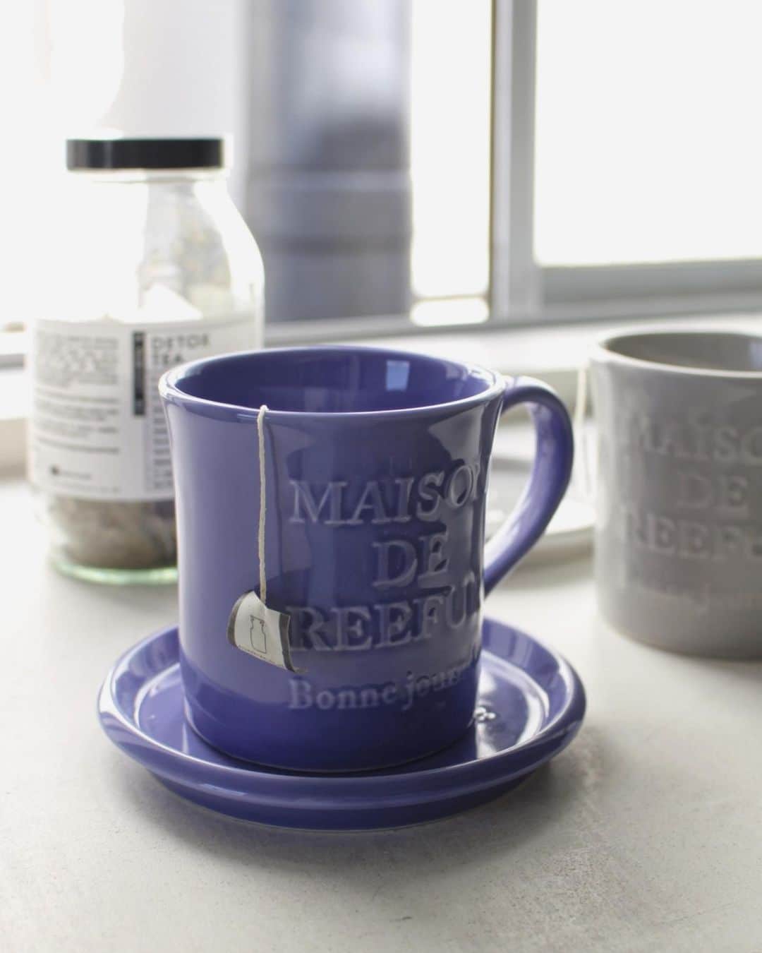 MAISON DE REEFURのインスタグラム：「. 【 NEW 】 Convex Logo Mug & Plate / @maisondereefur . 手作りの風合いや、ナチュラルな雰囲気が魅力的なマグカップ&プレート。 凸のブランドロゴもデザインのポイントです。 . 【 展開店舗 】 ルミネエスト新宿店・博多店・OFFICIAL WEB SHOP・ZOZOTOWN . #maisondereefur #kiosque #mug #mugcup  #tea #coffee #メゾンドリーファー #キオスク　#マグカップ」