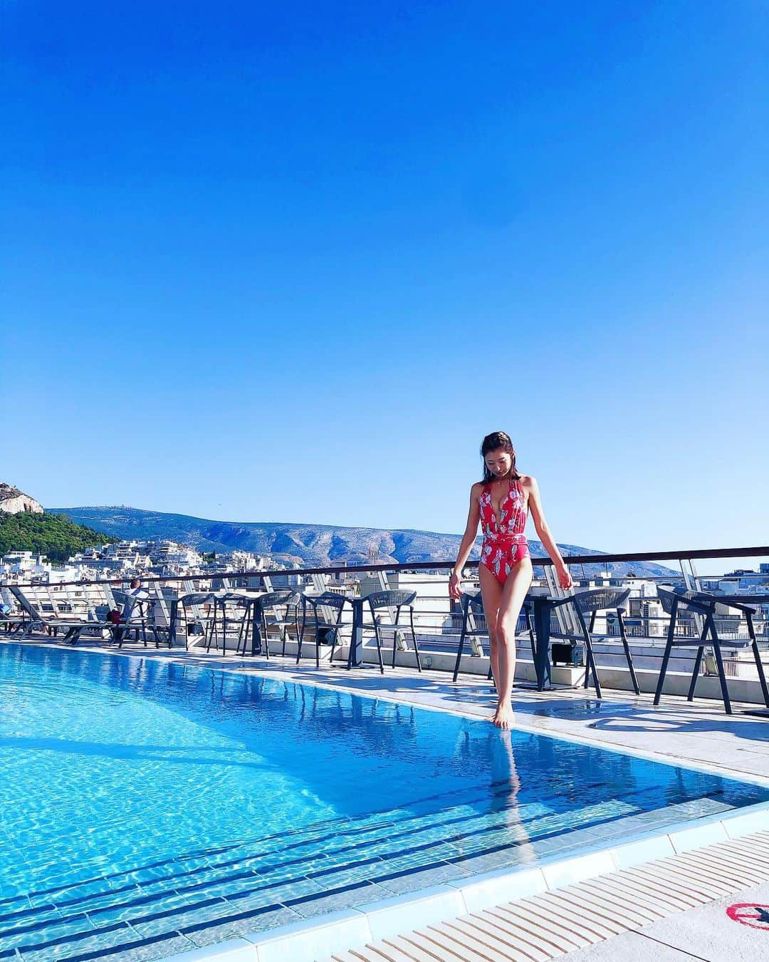 中村江莉香さんのインスタグラム写真 - (中村江莉香Instagram)「#アテネ旅 #ホテルのプール 👙 日本はとっても寒くって寒暖差に注意です...🌎🕊🇯🇵🇬🇷 皆様も体調崩されないよう温かくして下さいね☺️☀️✨🌷 思い出の写真を少しずつup🐳 この水着も行方をくらましました。 (もはやネタになっていますがww心配のコメント、優しさを皆様ほんとうにありがとうございます😢🙏) ・ 旅行後のメンテナンスはもちろん#ビューティースリムリボーン さんですね🤭💓 いつもはボディーでお伺いしていたのですが、初めて...フェイシャルで今日お願いしました🥰❤️ 日焼けによるダメージなど、肌のゴワツキは気になりますよね...😢 ・ しかし、、、めっちゃ焼けた😂(反省) #エレクトロポレーション はアンチエイジングにも効果的なんだって🥰 週末の撮影にむけて、しっかりメンテナンスをしますっ😊💓 ・ #モデル #インスタグラマー #beauty_slim_reborn #渋谷エステ #リンパドレナージュ #マッサージ #肩こり #首こり #エステ #エステ通い復活 #美容好きな人と繋がりたい #３１歳 #頑張っとこ #美肌 #美ボディ #渋谷#高濃度酸素 #酸素を吸う #脂肪燃焼 #アラサー女子 #美容レポ #酸素療法 #キャビテーション #EMS #セルライトケア専門店」10月18日 17時07分 - erica_nakamura