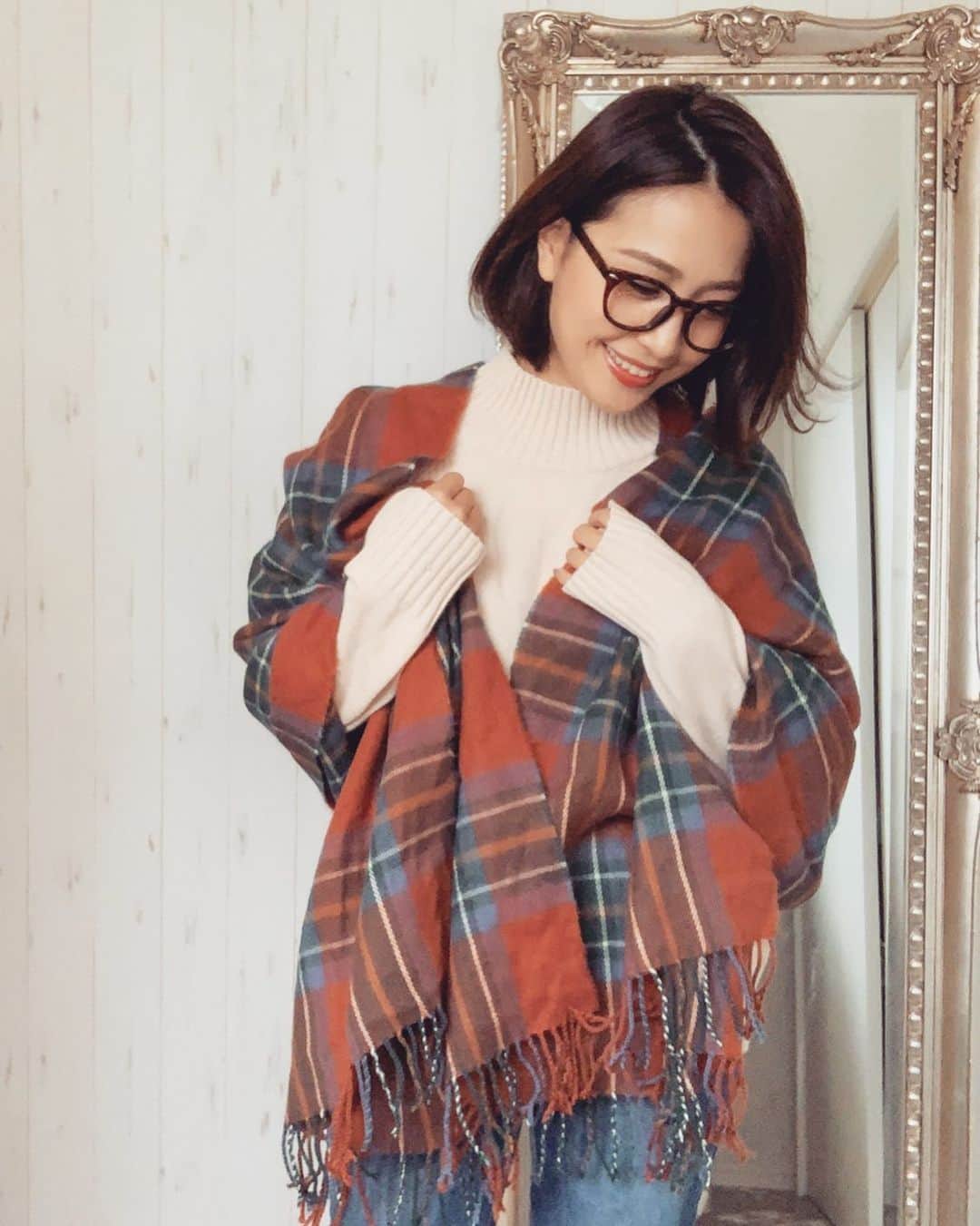 のインスタグラム：「今週から一気に寒くなってきましたね。﻿ ﻿ でもやっとお気に入りのニットが﻿ たくさん着れると思うとワクワク💕﻿ ﻿ 今季の最愛ニットに、﻿ 大判ストールで包み込む﻿ ほっこりコーデも大好き♥︎◡̈⃝﻿ ﻿ ﻿ ﻿ #ニット #ニットコーデ #ざっくりニット #タートルニット #ママコーデ #mama #今日のコーデ #ママ #ワーママ #coordinate #ootd #アラサーコーデ #アラフォーコーデ #mamafashion #outfit #秋コーデ #プチプラコーデ #mama #プチプラ #水野祐香 #加齢に負けず華麗に生きる #outfitoftheday #動くmamafashion」