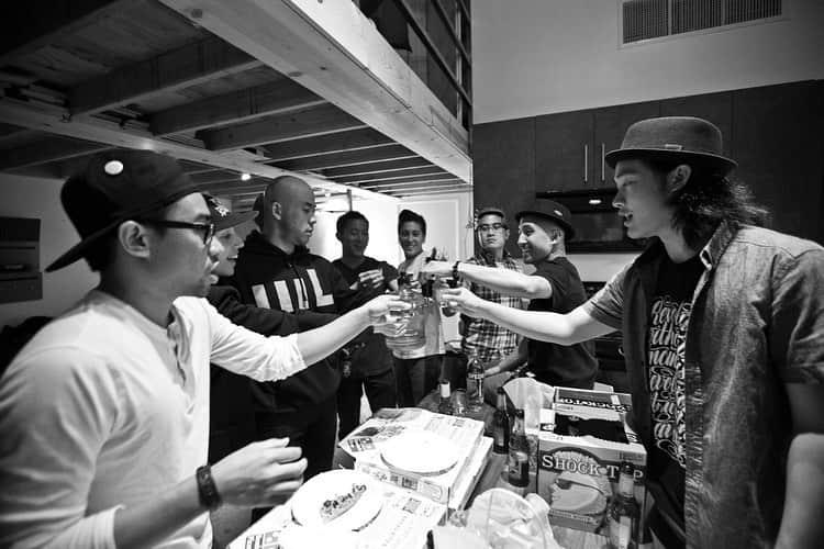 ショーン・エバリストのインスタグラム：「10 years of @movement.lifestyle 🎉 <<< more mL memories over a decade. . I must say in the beginning phases of our first office and studio, we definitely caused a MF’n ruckus🤪Work and play would be my way of describing it. We laughed a lot, every idea was trial and error and waaaay more failures than any successes. . Our first studio space was such a risk, we didn’t even know if we would get people in the door. Turned out less than a year later it was working. My Dad then lightly suggested taking a look at the big warehouse down the street, had the number #11105 on it. I laughed at the idea thinking it would be impossible. One day eventually I decided, “f**k it let’s just ask questions for fun. It won’t hurt to ask!” Little did I know, that call would turn into a meeting that took us into a whole new platform👀🤯 . #mL #MovementLifestyle #WhatMovesU #FeelGoodMovesWell #MoveIsLife #FamLy #11105」