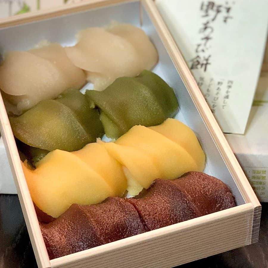 のインスタグラム：「「いすず野あそび餅」 リポスト✒伊勢名物 赤福さんの五十鈴川店でのみ販売されるいすず野あそび餅😎👏🏻 .  白あんは白小豆と手亡豆、緑あんは大麦若葉、黄あんはとうもろこし、黒あんは黒砂糖風味と一体どんな味がするのでしょうか👀⭕️ . 季節によってお味も変わるようなので季節ごとに味わってみたいですね🤤🥢 . 彩りもよく見た目も美しいので手土産にもぴったり💫 . 12:30〜の限定販売ということで無くなる前に並ぶべし！ですね！✊🏻🍡 . @yuiko_tabelog さん、#ナゴレコ ありがとうございます⭕️ . Repost @yuiko_tabelog ・・・ . 伊勢グルメ巡りその3😋💕(お土産編) . . 赤福五十鈴川店さんにて*\(^o^)/* . . ○いすず野あそび餅 ・白あん(白小豆と手亡豆) ・緑あん(大麦若葉) ・黄あん(とうもろこし) ・黒あん(黒砂糖風味) . . こちらはこの店舗のみの販売で １日500個限定の商品です🙈💕 . . 味は季節によって変わるみたい！ . . とうもろこしが1番普通の赤福との 味の違いを感じました🥰💕 . . どれも新鮮で美味しかったですが やっぱり食べ慣れている定番の赤福が 1番落ち着く気がします🤣💕笑 . . 限定ということもあるし 見た目も華やかなので 手土産に喜ばれそうです🥺 . . 前は事前抽選だったけれど 今は当日の先着順になったようです！ . . 12時30分から販売です🥰 . . (pic4枚目) そして！ 最近神社に行くことが増えてきたので とうとう御朱印帳デビューしました🥰笑 . . オススメの神社などあれば 教えてくださーい🥺💕 . .」