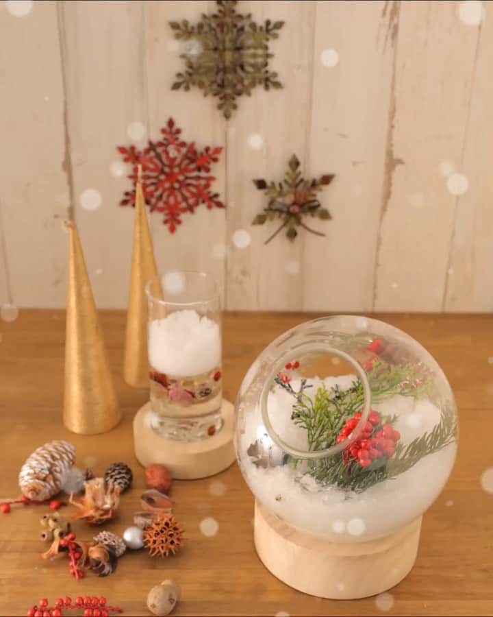 東京堂アーティフィシャルフラワーMAGIQのインスタグラム：「・ 【アーティフィシャルで季節を迎える】〜Winter Flower Home Decoration(ウィンターフラワー ホームデコレーション) ・ FX117  レッドベリーピック FX1853  バブルベリーバンドル FX4251① オスロユーカリシード FX4254㉒ オスロアスパラガス FX9261  ホワイトウォッシュジュニパーバンドル FX1002  ホワイトウォッシュブランチバンドル FX6124  レッドベリーミックスピック ・ 【ハッピーハロウィンキャンペーン】開催中❗️ ○期間:10/4(金)〜10/24(木) 🔸参加方法🔸 ＠magiq.jp プロフィールURLサイト から詳細の確認の上参加お願いします。 #magiqハロウィン2019 ・ #TOKYODO#MAGIQ#MAGIQのある暮らし#東京堂#アーティフィシャルフラワー#アーティフィシャル#アートフラワー#造花#花のある暮らし#花のある生活 #花好きな人と繋がりたい#フラワーデザイン#フラワーアレンジメント#フラワーアレンジ#アレンジメント#花が好き#花を飾る#artificial#artificialflower #flowerofinstagram #flowersoninstagram#winterflowers #花藝#插花#花藝課#保鮮花#不凋花#꽃스타그램#조화」