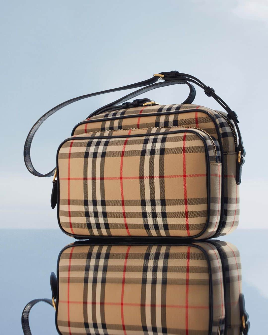 のインスタグラム：「A celebration of our Vintage check. The compact camera bag – a shape made popular in the 1970s – framed with an Italian leather trim . #BurberryGeneration」