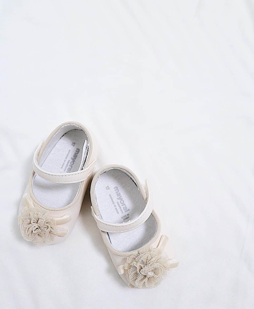 吉田理紗さんのインスタグラム写真 - (吉田理紗Instagram)「nina's first shoes💐 赤ちゃんの靴ってなんて可愛いんでしょう。 コロンとしたシルエットがたまらない… 日本未入荷の可愛いベビーグッズがたくさんある @babyshop で頼みました。 現地設定のオフィシャル価格だからお手頃でびっくり！ ベビーカー用のフットマフや 冬用のお洋服もここで頼んだからまた載せます🌙 #babyshop #mayoral #firstshoes #baby #babygirl #ベイビーショップ #ファーストシューズ #女の子ママ #マヨラル　https://jp.babyshop.com/」10月18日 17時34分 - yoshirisaa