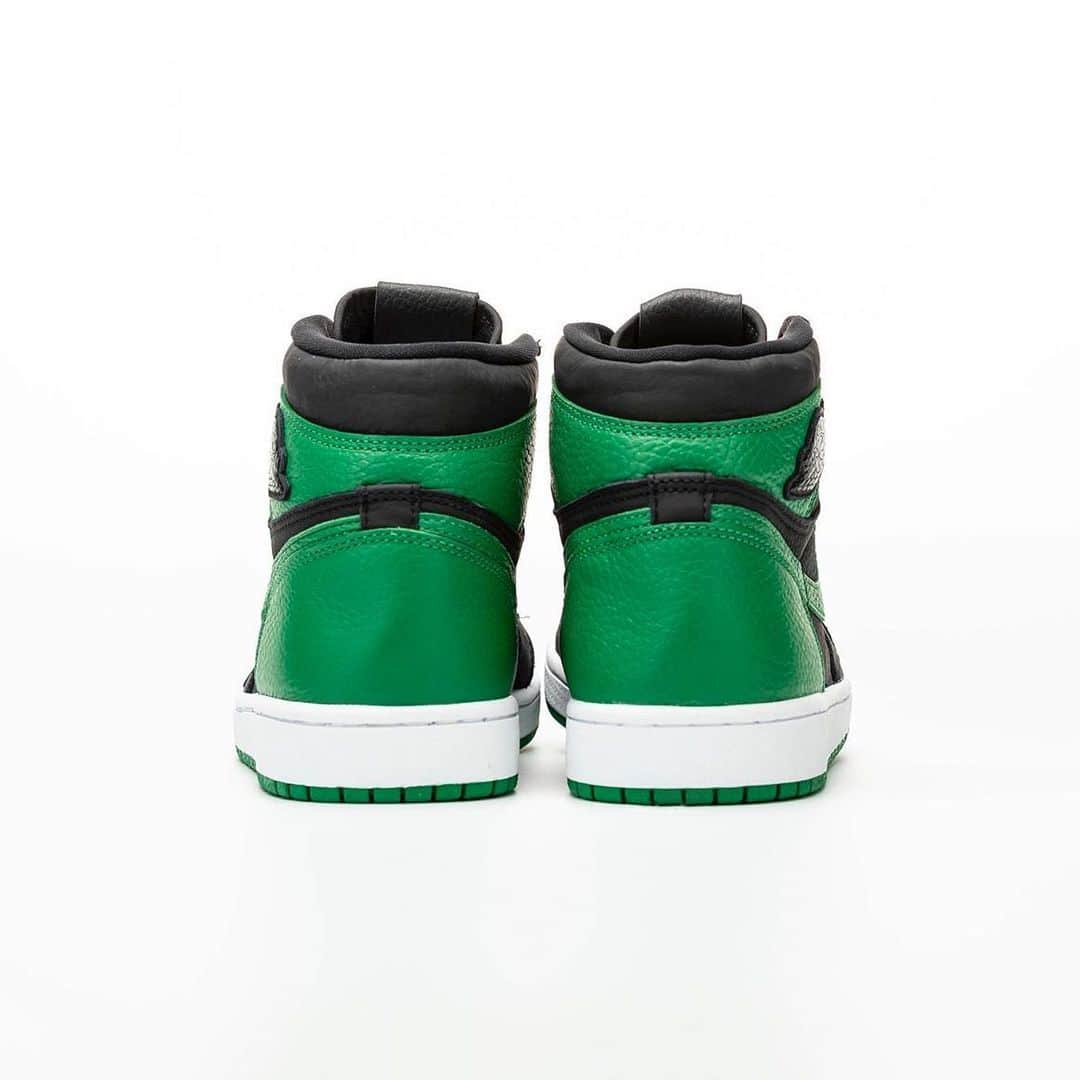 HYPEBEASTさんのインスタグラム写真 - (HYPEBEASTInstagram)「@hypebeastkicks: @jumpman23 is preparing the Air Jordan 1 High OG sneaker in a “Pine Green” colorway. Following the classic two-tone color scheme, the upcoming iteration is constructed of a mix of premium tumbled leather. Accenting the black base are contrasting Swooshes, toebox, ankle flaps and heel panels done in bold green tones. Expect it to drop on February 29 for $170 USD.⁠⠀ Photo: @hanzuying」10月18日 17時47分 - hypebeast