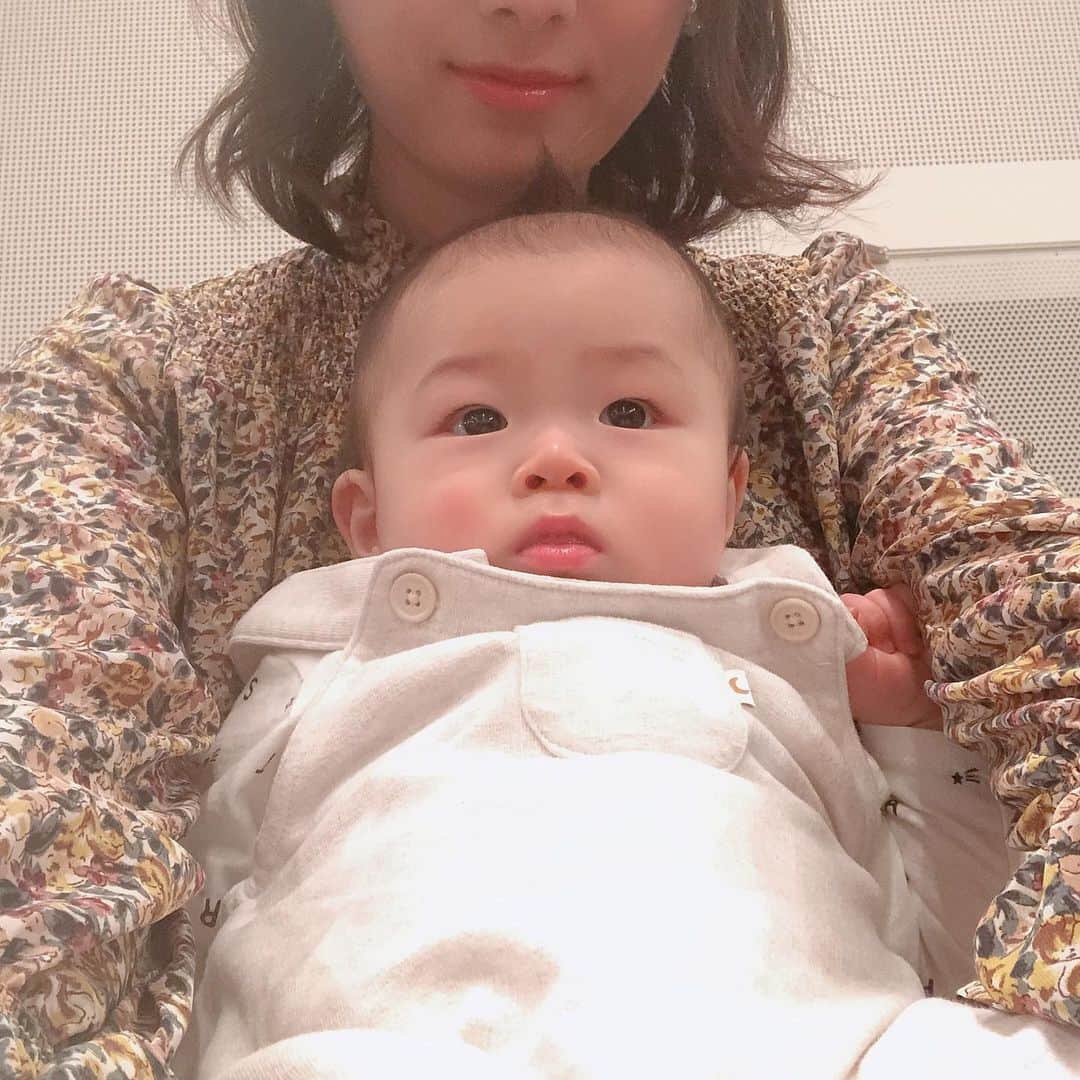 今井美穂さんのインスタグラム写真 - (今井美穂Instagram)「今日はイベントかけもちだったので﻿ 早起きしてメイクして﻿ 離乳食あげるタイミングも少し早めたけど﻿ パクパク食べてくれて助かったぁ😍﻿ 無事に遅れることなく出発✊﻿ ﻿ 以前わくドキ子育て日記のコーナーでご紹介した﻿ ママとベビーのためのクラシックコンサート✨﻿ アマデウスからの贈り物﻿ ﻿ 観に行ってきました💕﻿ 向かう道中の空中庭園﻿ 青空に映える紅葉が始まった木々に癒されました😆﻿ ﻿ からの生演奏で楽しむ﻿ クラシックや絵本の読み聞かせ😊﻿ ﻿ 息子もきょとーんとしながら(笑)﻿ 聴き入っていました😆﻿ ﻿ 土足禁止で子どもたちが安心して﻿ はいはいできるスペースがあったり﻿ 会場内に授乳室があったり﻿ グズっても周りを気にせずイベントを楽しめる工夫の数々✨﻿ ﻿ さすがママさん達が作ってるイベントですね😍﻿ ﻿ 話し手のアナウンサー水島知子さんと😊✨﻿ 優しくほんわかした雰囲気が本当に素敵💕﻿ ﻿ やっぱり新しいものに自分から出会いにいくのは﻿ 良い刺激になりますよね😊﻿ ﻿ 素敵な音楽と﻿ 沢山のご家族の笑顔に心があったか〜くなりました❤️﻿ ﻿ ﻿ #りゅーとぴあ﻿ #アマデウスからの贈り物﻿ #ベビークラシック﻿ #まんまるミュージック﻿」10月18日 17時49分 - imaimiho1209