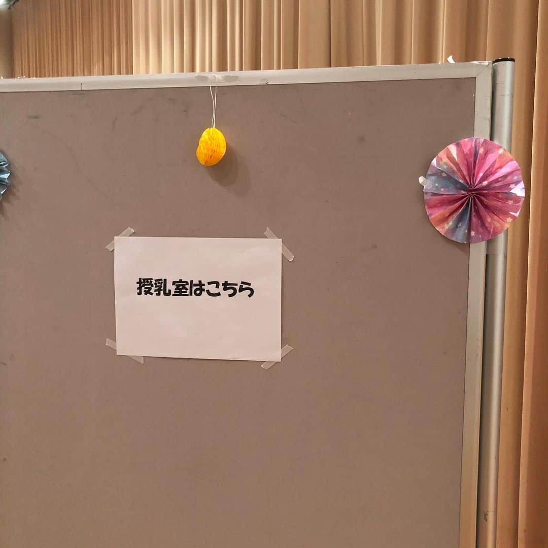 今井美穂さんのインスタグラム写真 - (今井美穂Instagram)「今日はイベントかけもちだったので﻿ 早起きしてメイクして﻿ 離乳食あげるタイミングも少し早めたけど﻿ パクパク食べてくれて助かったぁ😍﻿ 無事に遅れることなく出発✊﻿ ﻿ 以前わくドキ子育て日記のコーナーでご紹介した﻿ ママとベビーのためのクラシックコンサート✨﻿ アマデウスからの贈り物﻿ ﻿ 観に行ってきました💕﻿ 向かう道中の空中庭園﻿ 青空に映える紅葉が始まった木々に癒されました😆﻿ ﻿ からの生演奏で楽しむ﻿ クラシックや絵本の読み聞かせ😊﻿ ﻿ 息子もきょとーんとしながら(笑)﻿ 聴き入っていました😆﻿ ﻿ 土足禁止で子どもたちが安心して﻿ はいはいできるスペースがあったり﻿ 会場内に授乳室があったり﻿ グズっても周りを気にせずイベントを楽しめる工夫の数々✨﻿ ﻿ さすがママさん達が作ってるイベントですね😍﻿ ﻿ 話し手のアナウンサー水島知子さんと😊✨﻿ 優しくほんわかした雰囲気が本当に素敵💕﻿ ﻿ やっぱり新しいものに自分から出会いにいくのは﻿ 良い刺激になりますよね😊﻿ ﻿ 素敵な音楽と﻿ 沢山のご家族の笑顔に心があったか〜くなりました❤️﻿ ﻿ ﻿ #りゅーとぴあ﻿ #アマデウスからの贈り物﻿ #ベビークラシック﻿ #まんまるミュージック﻿」10月18日 17時49分 - imaimiho1209