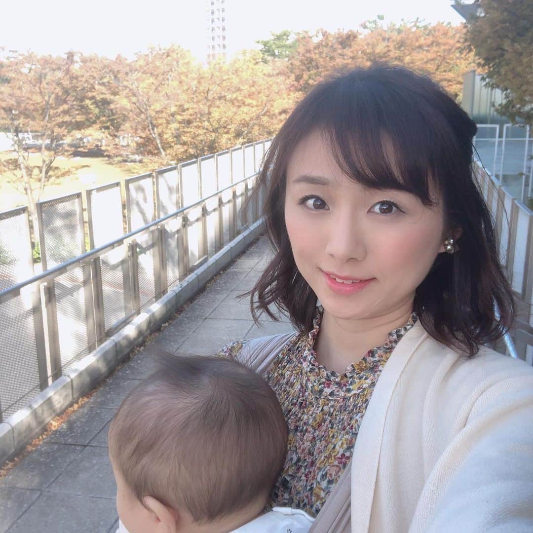 今井美穂さんのインスタグラム写真 - (今井美穂Instagram)「今日はイベントかけもちだったので﻿ 早起きしてメイクして﻿ 離乳食あげるタイミングも少し早めたけど﻿ パクパク食べてくれて助かったぁ😍﻿ 無事に遅れることなく出発✊﻿ ﻿ 以前わくドキ子育て日記のコーナーでご紹介した﻿ ママとベビーのためのクラシックコンサート✨﻿ アマデウスからの贈り物﻿ ﻿ 観に行ってきました💕﻿ 向かう道中の空中庭園﻿ 青空に映える紅葉が始まった木々に癒されました😆﻿ ﻿ からの生演奏で楽しむ﻿ クラシックや絵本の読み聞かせ😊﻿ ﻿ 息子もきょとーんとしながら(笑)﻿ 聴き入っていました😆﻿ ﻿ 土足禁止で子どもたちが安心して﻿ はいはいできるスペースがあったり﻿ 会場内に授乳室があったり﻿ グズっても周りを気にせずイベントを楽しめる工夫の数々✨﻿ ﻿ さすがママさん達が作ってるイベントですね😍﻿ ﻿ 話し手のアナウンサー水島知子さんと😊✨﻿ 優しくほんわかした雰囲気が本当に素敵💕﻿ ﻿ やっぱり新しいものに自分から出会いにいくのは﻿ 良い刺激になりますよね😊﻿ ﻿ 素敵な音楽と﻿ 沢山のご家族の笑顔に心があったか〜くなりました❤️﻿ ﻿ ﻿ #りゅーとぴあ﻿ #アマデウスからの贈り物﻿ #ベビークラシック﻿ #まんまるミュージック﻿」10月18日 17時49分 - imaimiho1209