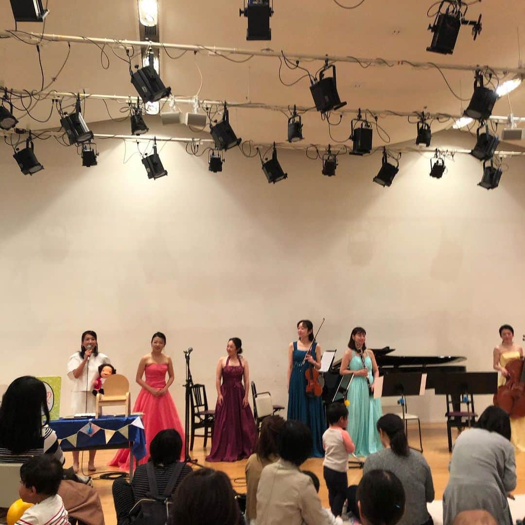 今井美穂さんのインスタグラム写真 - (今井美穂Instagram)「今日はイベントかけもちだったので﻿ 早起きしてメイクして﻿ 離乳食あげるタイミングも少し早めたけど﻿ パクパク食べてくれて助かったぁ😍﻿ 無事に遅れることなく出発✊﻿ ﻿ 以前わくドキ子育て日記のコーナーでご紹介した﻿ ママとベビーのためのクラシックコンサート✨﻿ アマデウスからの贈り物﻿ ﻿ 観に行ってきました💕﻿ 向かう道中の空中庭園﻿ 青空に映える紅葉が始まった木々に癒されました😆﻿ ﻿ からの生演奏で楽しむ﻿ クラシックや絵本の読み聞かせ😊﻿ ﻿ 息子もきょとーんとしながら(笑)﻿ 聴き入っていました😆﻿ ﻿ 土足禁止で子どもたちが安心して﻿ はいはいできるスペースがあったり﻿ 会場内に授乳室があったり﻿ グズっても周りを気にせずイベントを楽しめる工夫の数々✨﻿ ﻿ さすがママさん達が作ってるイベントですね😍﻿ ﻿ 話し手のアナウンサー水島知子さんと😊✨﻿ 優しくほんわかした雰囲気が本当に素敵💕﻿ ﻿ やっぱり新しいものに自分から出会いにいくのは﻿ 良い刺激になりますよね😊﻿ ﻿ 素敵な音楽と﻿ 沢山のご家族の笑顔に心があったか〜くなりました❤️﻿ ﻿ ﻿ #りゅーとぴあ﻿ #アマデウスからの贈り物﻿ #ベビークラシック﻿ #まんまるミュージック﻿」10月18日 17時49分 - imaimiho1209