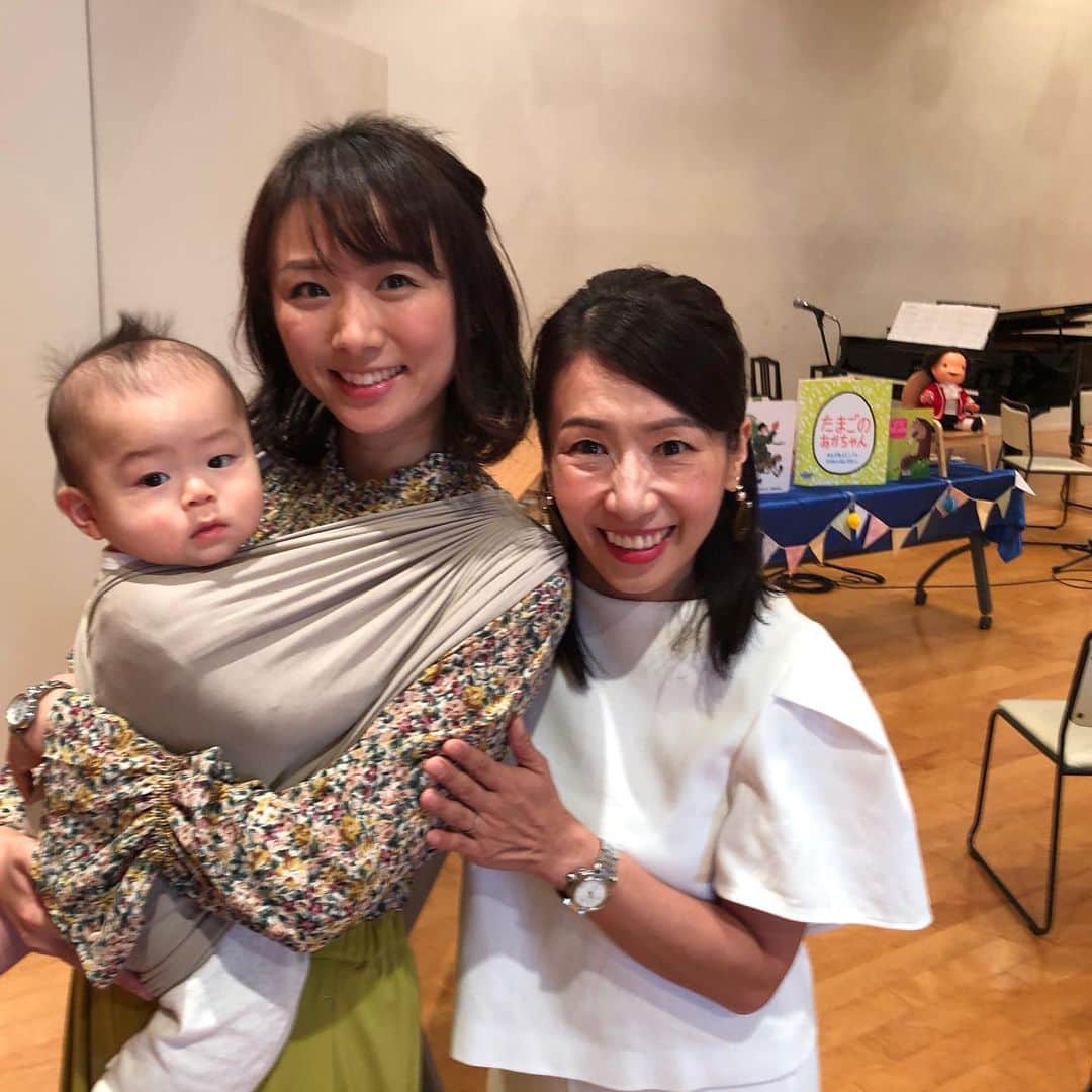 今井美穂さんのインスタグラム写真 - (今井美穂Instagram)「今日はイベントかけもちだったので﻿ 早起きしてメイクして﻿ 離乳食あげるタイミングも少し早めたけど﻿ パクパク食べてくれて助かったぁ😍﻿ 無事に遅れることなく出発✊﻿ ﻿ 以前わくドキ子育て日記のコーナーでご紹介した﻿ ママとベビーのためのクラシックコンサート✨﻿ アマデウスからの贈り物﻿ ﻿ 観に行ってきました💕﻿ 向かう道中の空中庭園﻿ 青空に映える紅葉が始まった木々に癒されました😆﻿ ﻿ からの生演奏で楽しむ﻿ クラシックや絵本の読み聞かせ😊﻿ ﻿ 息子もきょとーんとしながら(笑)﻿ 聴き入っていました😆﻿ ﻿ 土足禁止で子どもたちが安心して﻿ はいはいできるスペースがあったり﻿ 会場内に授乳室があったり﻿ グズっても周りを気にせずイベントを楽しめる工夫の数々✨﻿ ﻿ さすがママさん達が作ってるイベントですね😍﻿ ﻿ 話し手のアナウンサー水島知子さんと😊✨﻿ 優しくほんわかした雰囲気が本当に素敵💕﻿ ﻿ やっぱり新しいものに自分から出会いにいくのは﻿ 良い刺激になりますよね😊﻿ ﻿ 素敵な音楽と﻿ 沢山のご家族の笑顔に心があったか〜くなりました❤️﻿ ﻿ ﻿ #りゅーとぴあ﻿ #アマデウスからの贈り物﻿ #ベビークラシック﻿ #まんまるミュージック﻿」10月18日 17時49分 - imaimiho1209