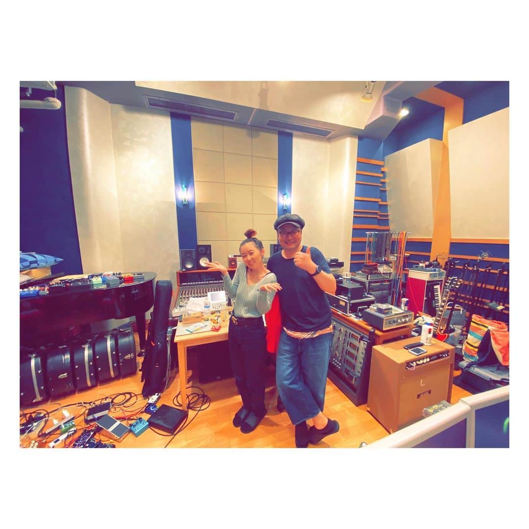荒牧陽子のインスタグラム：「2019.10.15  マスタリング終了！﻿ ┈︎┈︎┈︎┈︎┈︎┈︎┈︎┈︎┈︎┈︎┈︎┈﻿ いろんな方のお力を借りて﻿ ﻿ やっと﻿ やっと﻿ 音源が完成しました…！﻿ ﻿ 関わってくださった皆さん﻿ ありがとうございました〜😭﻿ ﻿ 私のわがままも沢山聞いてくれて﻿ もーホントに時間なんていくらあっても足りない！﻿ ﻿ こんな作業、﻿ 約10年前にアルバム作った時以来で﻿ てんやわんやでした。﻿ ﻿ 元々私が﻿ アーティストとしての活動をしていたことを﻿ 知らない方がほとんどだと思うので﻿ 少しでも多くの方に﻿ シンガー「荒牧陽子」を知ってもらいたい﻿ と思って作ったカバーアルバムです。﻿ ﻿ 「これが本当の私なんだよー」﻿ みたいな？﻿ ﻿ ﻿ ﻿ 写真は、﻿ 某有名プロデューサーさんのスタジオ。﻿ そこでいつもミキシングされている鈴木さんにMIX・マスタリングまでして頂き、完成記念撮影。﻿ （私すっぴんに近いかも。見苦しくてすみません💦）﻿ ﻿ ┈︎┈︎┈︎┈︎┈︎┈︎┈︎┈︎┈︎┈︎┈︎┈﻿ 「リスペクト！～私が昭和を歌ったらこんな感じ！～」﻿ 2019年11月15日（金）発売﻿ 3,000円（税込）﻿ ﻿ ■収録曲﻿ 01.サウスポー / ピンク・レディー﻿ 02.天使のウインク / 松田聖子﻿ 03.古い日記 / 和田アキ子﻿ 04.わかれうた / 中島みゆき﻿ 05.難破船 / 中森明菜﻿ 06.待つわ / あみん﻿ 07.合鍵 / しばたはつみ﻿ 08.東京ららばい / 中原理恵﻿ 09.ルビーの指環 / 寺尾聰﻿ 10.夢芝居 / 梅沢富美男﻿ 11.真夜中のドア / 松原みき﻿ 12.見上げてごらん夜の星を / 坂本九﻿ 全12曲﻿ ﻿ 主要レコードショップでご購入出来ます。﻿ ┈︎┈︎┈︎┈︎┈︎┈︎┈︎┈︎┈︎┈︎┈︎┈﻿ #荒牧陽子﻿ #カバーアルバム﻿ #リスペクト私が昭和を歌ったらこんな感じ」