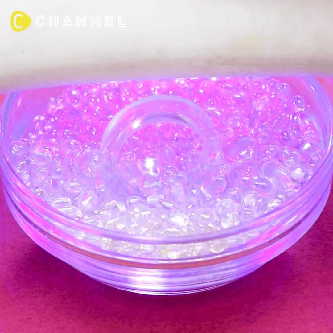 C CHANNEL-Art&Studyのインスタグラム：「💍“Clear” Trend! DIY Clear Resin Ring💍 💍シンプルなのにお目立ち!! 粒ガラスのレジンリング💍 . 💗Check👉 @cchannel_girls 🎶 💗Follow me👉 @cchannel_artandstudy 🎵 📲C CHANNELのアプリもよろしくお願いします💕 . [Things to prepare] ・ Ring type silicon mold ・ UV / LED resin "Hoshi no Shizuku” HARD ・ UV light (9w) ・ Grain glass ・ bowl . [Steps] 1. Pour the resin into a ring type silicon mold and cure with UV light for about 30 seconds. 2. Remove the ring from the mold. 3. Prepare a bowl with a glass grain. 4. Apply resin to the outside of the ring and push the resin-coated part into the grain glass. Completed after curing for 30 seconds with UV light. * When handling the resin, use vinyl gloves, etc., so that you don’t touch the uncured resin directly. . 小さな粒が集まって、インパクト大の指先に！ 手先に自信がない人でも簡単に作れて、かつ大胆なデザインのファッションリングです♡ . 【用意するもの】 ・リング型のシリコンモールド ・UV/LEDレジン「星の雫」HARD ・UVライト(9w) ・粒ガラス ・ボウル . 【作り方】 1. リング型のシリコンモールドにレジンを流し入れ、UVライトで約30秒硬化する。 2. リングを型から取り外す。 3. 粒ガラスを入れたボウルを用意する。 4. リングの外側にレジンを塗り、レジンを塗った箇所を粒ガラスに押し込む。そのままUVライトで約30秒硬化したら完成。 ※レジンを扱う際はビニール手袋などを使用し、未硬化のレジンが直接手につかないようにしてください。 . . #handmadejewelry#jewelryaddict#jewelrymaking#instacraft#jewelryaddicts#handmadejewelrydesign#handmadering#handmaderings#resinewelry#resinaddict#handcraftedjewelry#instajewelry#resinmolds#handmadecrafts#doityourself#videotutorial#craftsman#diycrafts#ringjewelry#ringsofinstagram#resincraft#resinwork#resincasting#popping#glass#ring#clear#gorgeous#粒ガラス」