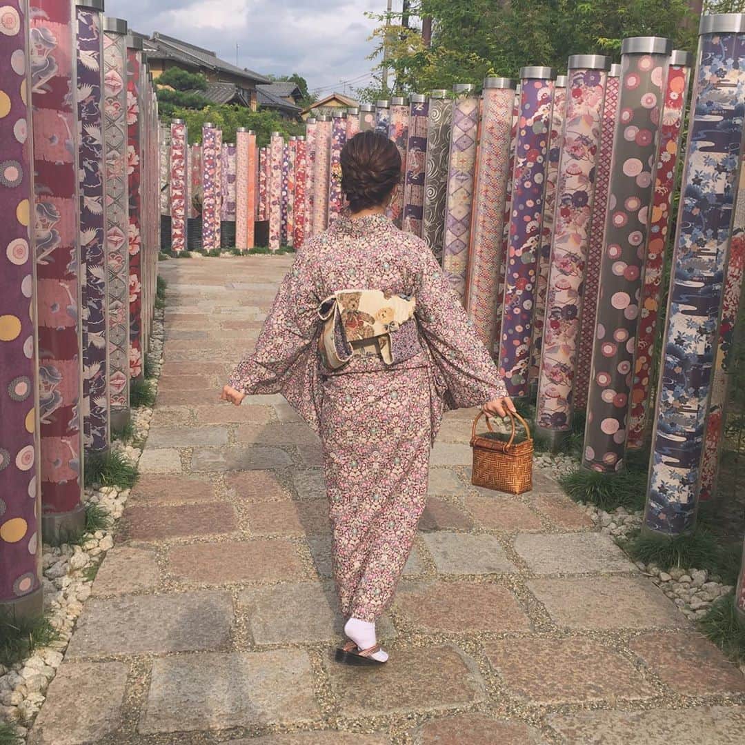 MERYさんのインスタグラム写真 - (MERYInstagram)「. 京福電鉄嵐山線の嵐山駅には「キモノ・フォレスト（友禅の光林）」という装飾があるんです。 こちらはインテリアデザイナーの森田恭通さんが選んだ京友禅の柄をポールにして飾られています。柄の綺麗さに魅了されちゃうかも♡着物を着て写真を撮るのも素敵ですね。 . Information 住所：京都府京都市右京区嵯峨天竜寺車道町11-1 電話番号：075-873-2121 京福電車「嵐山」下車すぐ . MERYでは他にも「かわいい」に近づくさまざまな情報を発信しています。 @mery.beauty コスメ・美容に特化した情報をお届け♡ @mery_spot 話題のカフェやお出かけスポットをご紹介！ こちらもぜひチェックしてみてください！ . . photo by @y_y1009y_y . #MERY #regram #photogenic #instagenic #instagood #instalike #kyoto #travel #japan #kyototrip #arashiyama #kimono #浴衣女子 #着物デート #お出かけ #旅行 #着物女子 #京都散策 #着物 #嵐山駅 #嵐山 #嵐電 #キモノフォレスト #フォトジェニック #国内旅行 #京都旅行 #京都 #お洒落さんと繋がりたい #MERY女子 #メリー」10月18日 18時00分 - mery.jp