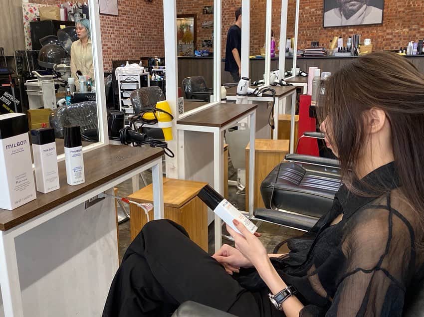 のインスタグラム：「We interviewed Mr.Yang Shenglin from "kazi kazi hair", well known salon in Taiwan, for his review of "milbon" products. ▼Impression and comments on "milbon" The brand "milbon" has many kinds of products for any hair quality, and because they only use gentle materials, their products can be recommended to any customer. I have been using "milbon" products for mainly female customers last 3 years. The reason for choosing "milbon" products is the uniqueness of the "milbon" brand. ・ ▼Reaction and satisfaction rate from customers who have used the products Especially the good scent of "milbon" products attracts and satisfies lots of customer. I think the smoothness of the hair after the use also helps the high satisfaction of the products. ・ ▼Commitment as a  a hair stylist As hair stylists, our goal is to to keep improving ourselves in order to bring happiness to the customers who visit our salon. ・ "milbon" products are loved by hair designers all over the world due to its brand originality. The wide variety product lineup helps everyone to find a product that perfectly suits them. The attitude of Mr.Yang Sheng, who always considers his customer's happiness and refines his skills, is exactly a professional! ・ "kazi kazi hair" Taiwan Location: No. 60, Wenhua Road, Xinxing DistrictKaohsiung City Business hours: 12:00~20:00 ＝＝＝＝＝＝＝＝＝＝ Milbon official account. We provide worldwide stylist-trusted hair products. On this account, we share how hairstylists around the world use Milbon products. Check out their amazing techniques! ＝＝＝＝＝＝＝＝＝＝ #milbon #globalmilbon #milbonproducts #hairdesign #haircut #haircare #hairstyle #hairarrange #haircolor #hairproduct #hairsalon #beautysalon #hairdesigner #hairstylist #hairartist #hairgoals #hairproductjunkie #hairtransformation #hairart #hairideas #Taiwan #taiwansalon #salontaiwan #kazikazihairsalon」