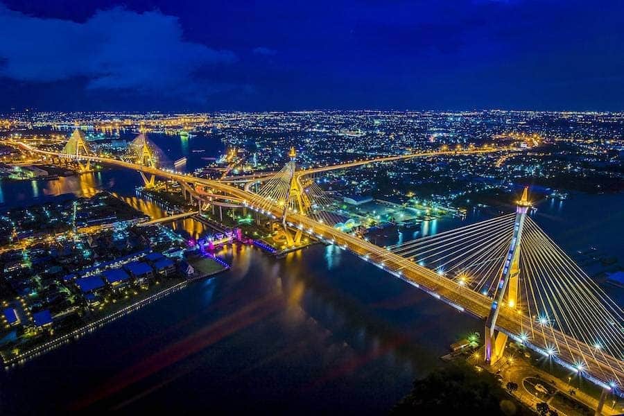タイ国政府観光庁さんのインスタグラム写真 - (タイ国政府観光庁Instagram)「⠀ ＼✨今週も1週間お疲れ様でした✨／⠀ ⠀ バンコク とサムットプラーカーン県を結ぶ「プミポン橋」の夜景をお届け🌃⠀ ⠀ 「プミポン橋」は702mと582mの２つの橋からなり、大きな鉄塔が印象的な美しい橋です🌉💕⠀ ⠀ 皆さま、よい週末を☺️⠀ ⠀ #お疲れ様でした #タイ #バンコク #サムットプラーカーン #プミポン橋  #こんなタイ知らなかった #もっと知りタイ #タイ旅行 #絶景 #夜景 #ファインダー越しの私の世界 #写真好きな人と繋がりたい #ダレカニミセタイソラ #旅好きな人と繋がりたい #旅行好きな人と繋がりたい #海外旅行 #thailand #bangkok #bhumibolbridge #amazingthailand #thailandtravel #thailandtrip #thai #thaistagram #lovethailand #thaistagram #lovethailand #thainess」10月18日 18時00分 - amazingthailandjp