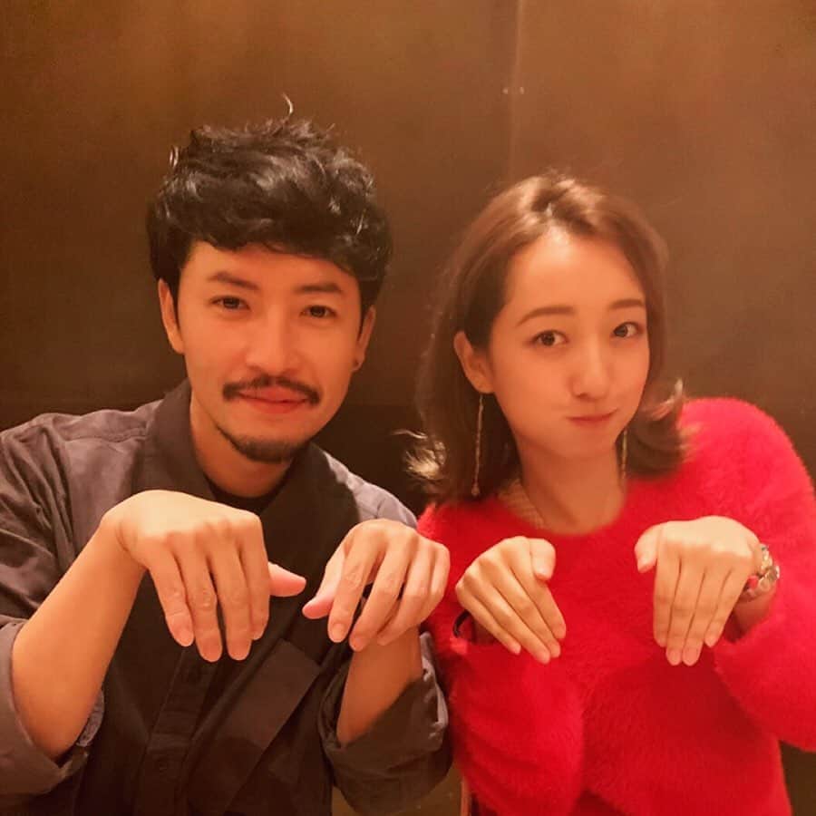 小柳津林太郎のインスタグラム：「昨日はたまたま茉美に誘われて素敵な方々と会食でした🍽  二次会は久しぶりにしっぽり二人で近況報告会。  真面目な話から恋話まで色々な話をしました（笑） クリエイターの道を一歩一歩進んでる姿は励みになります✨俺も起業がんばろう。  写真は茉美考案のghostポーズ👻  そして、今夜はシーズン3 第8話ですね。 すでに観たけど、泣けた、、😂 . #バチェラー #バチェラー2 #bachelorjapan #バチェラージャパン #小柳津林太郎 #ghost  #アマゾンプライム #thebachelor #rinstagram #会食 #近状報告会 #シーズン3 #ghostポーズ #🌹」