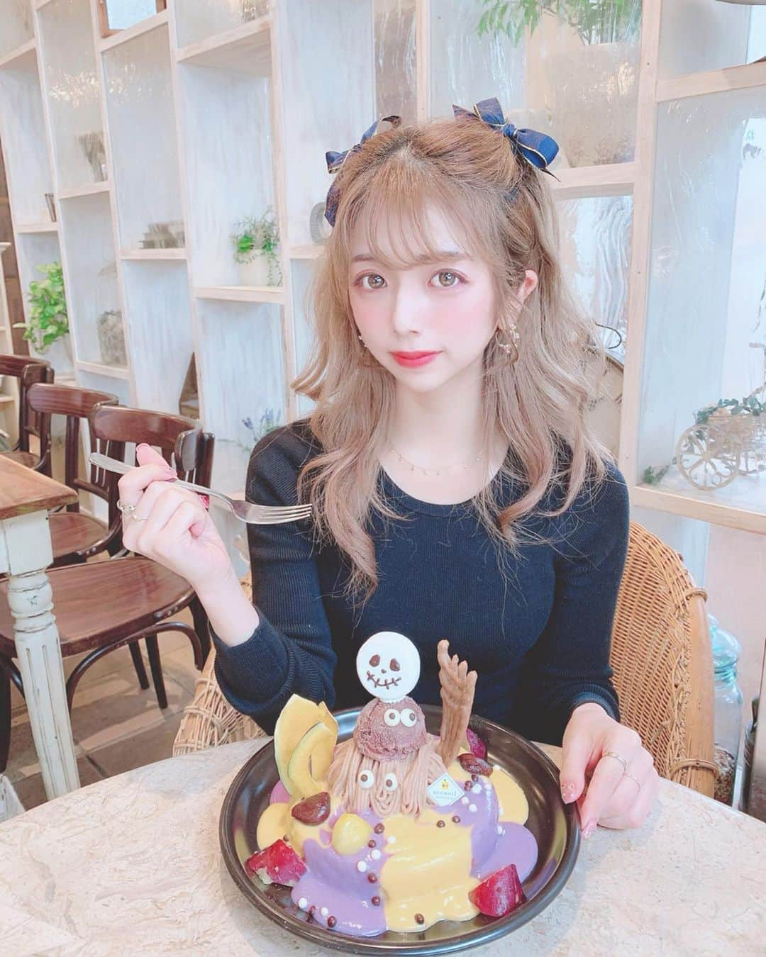 エリンコさんのインスタグラム写真 - (エリンコInstagram)「🧡💜🥞🧡💜 . ハロウィン限定パンケーキ🥞💕 . 2色のお芋の味のソースもかかってて ボリュームたっぷりだったー🎶 . 見た目も可愛いかったーーー💕 . 今日はハロウィンっぽく黒のお洋服着たよ❤️ そして久しぶりのハーフツイン🐰🎀 . ピアスは @mytwilight.official 🌙 . #ハロウィン #ハロウィンパンケーキ #halloween #恵比寿 #恵比寿カフェ #えりんコーデ #えりんこヘアアレンジ #えりんこカフェ巡り #ハーフツイン」10月18日 18時14分 - erinko0315