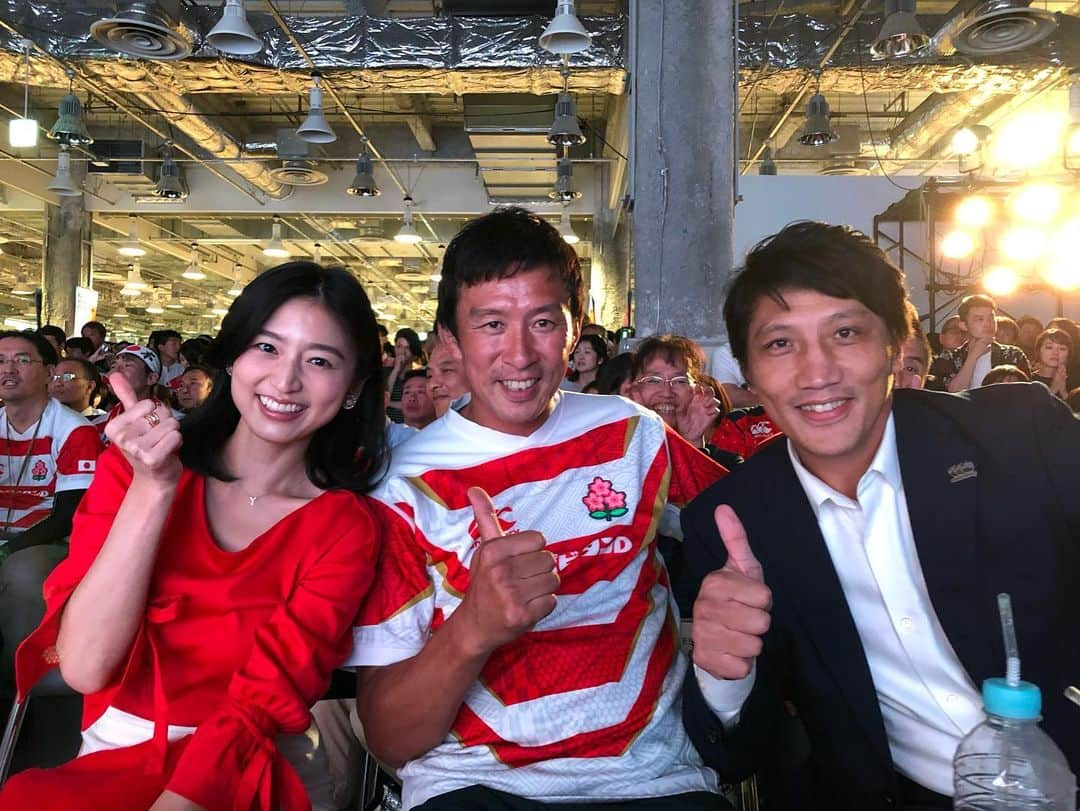 上野優花さんのインスタグラム写真 - (上野優花Instagram)「いよいよ 明後日に迫った 日本🇯🇵vs南アフリカ戦🇿🇦 . スコットランド戦は当日の朝からソワソワしたけど、 もう今から心臓が飛び出そうな程楽しみです🥺🙌🏻✨ 共に最強メンバー。 激闘になりそうですが… ファンゾーンでみんなで一緒に応援しましょう😆🙌🏻✨ 私は土日どちらも有楽町でMCを担当します！！ . 写真1は後ろに座っていたラグビーファンの方々と！ トライの度にみんなでハイタッチ👏🏻 喜びを分かち合いました😭❤️ ファンゾーンって良いですよ😌✨😊 . 仕事では泣かないと今まで決めていたのですが、 ファンゾーンで観たアイルランド戦とスコットランド戦では号泣してしまいました😭 きっとみんないちラグビーファンという温かい空気感故だろうなぁと😢✨ さぁ、日本！！！ まずはベスト4進出を目指してがんばれ〜！！！！」10月18日 18時14分 - yuka_ueno89