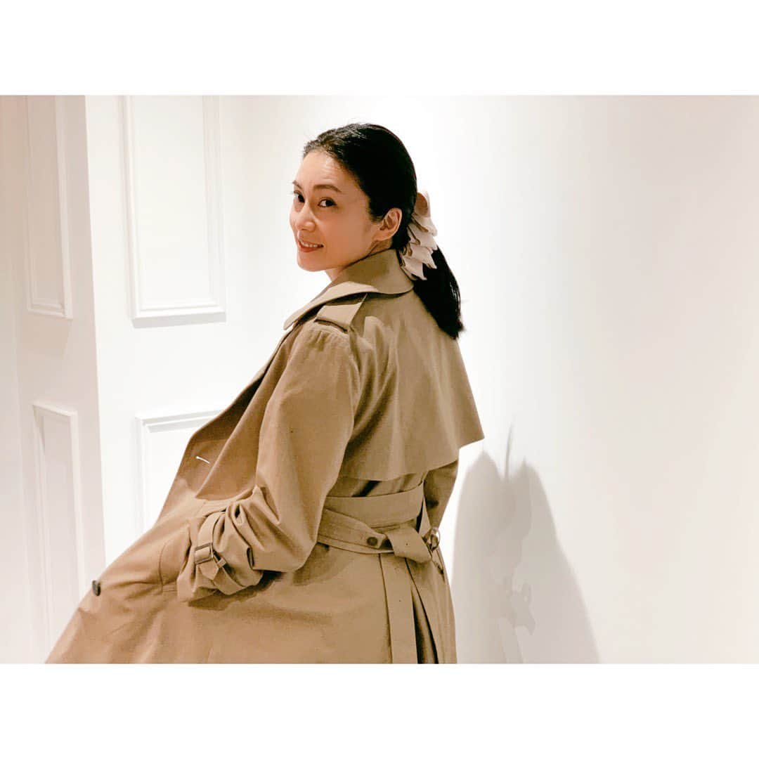 柴咲コウのインスタグラム：「嬉しい！オーガニックコットンのトレンチコート☺️💕﻿ ﻿ ＊オーガニックコットンとは…﻿ ﻿ 生産方法の基準に従って2～3年以上のオーガニック栽培実績がある有機栽培の綿花。有毒な化学物質や分解が難しい物質を使用しないことで、水や大地を守ります。生産から私たち消費者に届くまで、負担の少ない持続可能な素材。  #sustainable #ethical #mesvacances #life #lifestyle #fashion #持続可能 #trenchcoat #丁寧な暮らし」