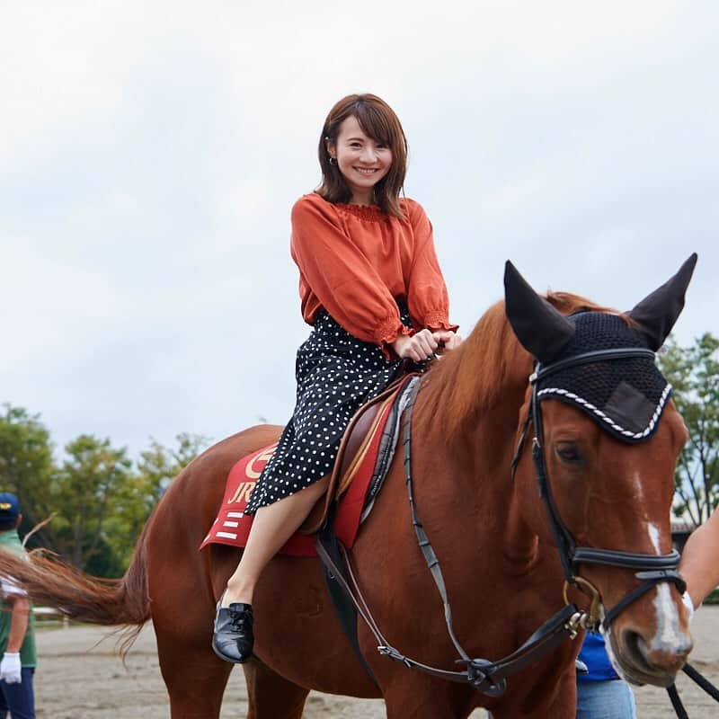 Hanako公式さんのインスタグラム写真 - (Hanako公式Instagram)「＼ハナコラボメンバーが体験！／﻿ 馬と触れ合う🐴グルメを楽しむ🍻芝生でピクニック🌿〈東京競馬場〉で叶う、とっておきの休日の過ごし方。﻿ ﻿ ✔︎臨場感たっぷり！競走馬を間近体感。﻿ ✔︎乗馬とふれあい体験で馬の可愛さを実感！﻿ ✔︎おいしくて可愛い！限定スイーツに胸きゅん﻿ ✔︎広々快適な芝生でのんびりステイ。﻿ ﻿ グルメ・イベント・遊び場も充実！実はのんびりできる、穴場のエンタメスポット〈東京競馬場〉🐎✨休日は足を運んでみませんか？﻿ ﻿ #Hanako #Hanako_magazine #うまび #東京競馬場 #競馬場 #競馬女子 #umajo #うまじょ #競馬好き #競馬 #JRA #keiba #スイーツ巡り #スイーツ部 #カフェ巡り #カメラ女子 #カメラ部 #東京グルメ #東京カフェ #hotholidays #PR #photoby_KaoriOuchi﻿」10月18日 18時08分 - hanako_magazine