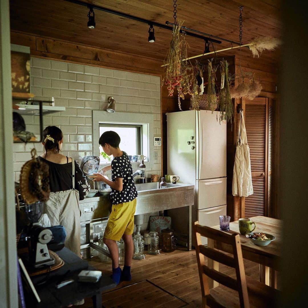 BESSの家さんのインスタグラム写真 - (BESSの家Instagram)「「『お手伝い』という言葉は、あまり使わないようにしています。料理も掃除も、家族のためにみんなでやる仕事だよ、と子どもたちには話しています」。 . https://www.bess.jp/ .	 #BESSの家 #住むより楽しむBESSの家 #住むより楽しむ #スローライフ #カントリーログ #木の家 #ログハウス #BESSオーナーの暮らし #BESSユーザーの暮らし #LOGWAY #梺ぐらし #暮らし #暮らしを楽しむ #自然とつながる暮らし」10月18日 18時08分 - bess_slowlife