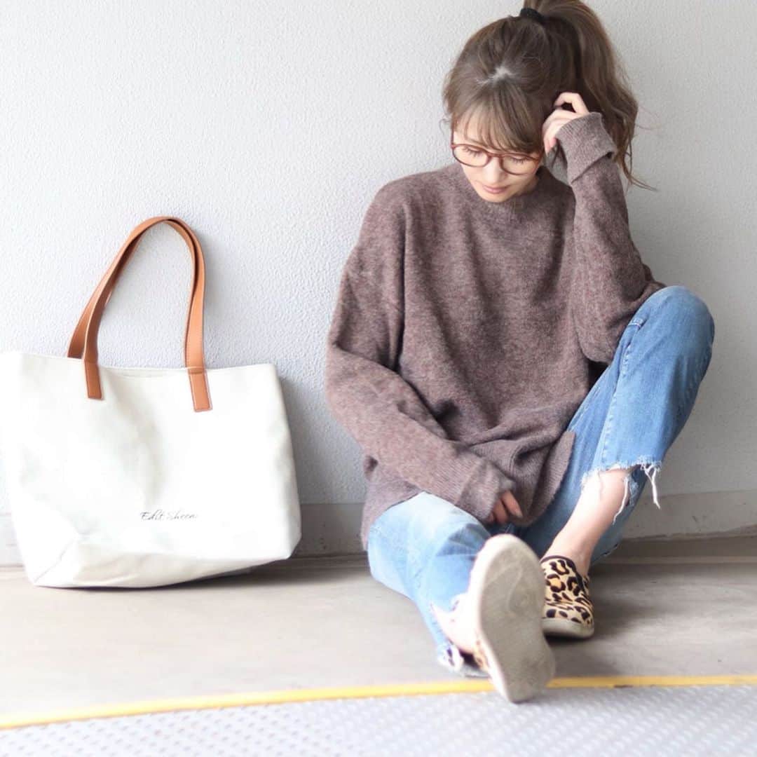 のインスタグラム：「ㅤㅤㅤㅤㅤㅤㅤㅤ ㅤㅤㅤㅤㅤㅤㅤㅤ 長年勤めた仕事を退職した今年の始め。 ㅤㅤㅤㅤㅤㅤㅤㅤ  それまで年間の丸1日のお休みというのが ほとんど無かったわたくしは ㅤㅤㅤㅤㅤㅤㅤㅤ もう次からは絶対にマイペースにのんびり仕事すんだい！と心に決めた。 ㅤㅤㅤㅤㅤㅤㅤㅤ  ㅤㅤㅤㅤㅤㅤㅤㅤ ㅤㅤㅤㅤㅤㅤㅤㅤ ㅤㅤㅤㅤㅤㅤㅤㅤ …今ちょっと予定ぎっしりで焦ってる😇😂 ㅤㅤㅤㅤㅤㅤㅤㅤㅤㅤㅤㅤㅤㅤㅤㅤ  そもそも時間の使い方が下手なくせに 忙しなく動いてないと不安になる←😂 ㅤㅤㅤㅤㅤㅤㅤㅤ でも｢忙しいは言い訳｣って思うから 同時に何個もゲームやってる時以外は忙しいって言わない😂❤️ ㅤㅤㅤㅤㅤㅤㅤㅤ 私のお部屋服が散乱しててるどうしよう😇 ㅤㅤㅤㅤㅤㅤㅤㅤ  鞄の中に昨日持ってったタンブラー入れっぱなしで家出てきちゃったどうしよう😇 ㅤㅤㅤㅤㅤㅤㅤㅤ そしてこの写真メイクしてなかったどうしよう😂 ㅤㅤㅤㅤㅤㅤㅤㅤ っていう日のコーディネート😂❤️ㅤㅤㅤㅤㅤㅤㅤㅤ ㅤㅤㅤㅤㅤㅤㅤㅤ @fifth_store の #サイドスリットロールアップスリーブニット  ㅤㅤㅤㅤㅤㅤㅤㅤ 色味がすごーく可愛いよね😍💕 ㅤㅤㅤㅤㅤㅤㅤㅤ bagは　@editsheen_store の #オリジナルキャンバスシリーズジップ付ビッグトート ㅤㅤㅤㅤㅤㅤㅤㅤ 沢山入るしお手頃価格だから 普段使いにピッタリ🥰 ㅤㅤㅤㅤㅤㅤㅤㅤ ㅤㅤㅤㅤㅤㅤㅤㅤ  #ポートレート#160cm以上コーデ#レオパード #fifth#fifthtl#フィフス#ファッション #トレンド #カジュアル  #fashion  #ootd#coordinate #コーデ #コーディネート #instafashion#fashion #ootd##outfit#エディットシーン #バッグ#bag#プチプラ#今日の服  #今日のコーデ#code#プチプラコーデ #パンツコーデ#editsheen#ニット」