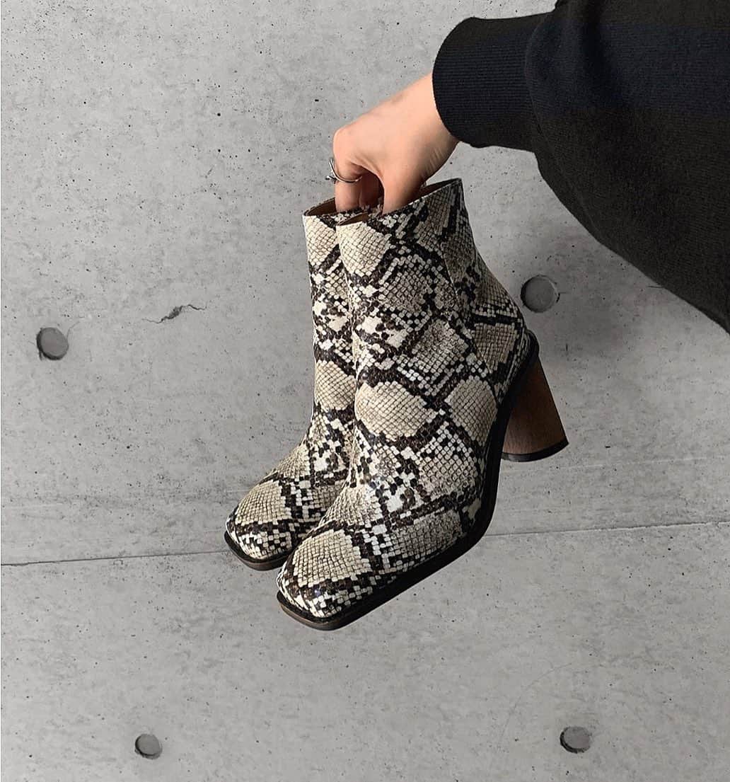 のインスタグラム：「new  new new ❤︎🐍 スクエアで可愛いのだ❤︎ パンツ合わせもはやくしたいな〜☺︎ ☑︎ 【先行予約】パイソンブーツ ¥14,000 ➡︎¥12,600+tax （10%OFF 🔥21日24時まで） サイズが24cmと記入してあるんだけど、23.5cmの私でちょうど良いサイズだよ👣 #LEANN#leannofficial#リーン #newshoes#boots#pythonboots」