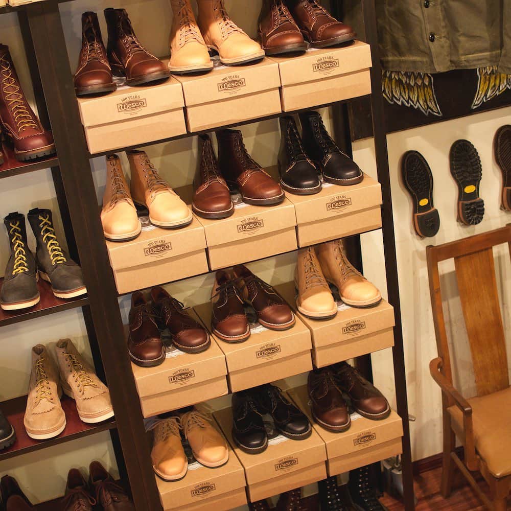 のインスタグラム：「恵比寿店 『Shoemaker Family Collection』受注会開催！ WESCO恵比寿店で明日から行う「Shoemaker Family Collection」展示受注会の準備が整いました！ワークブーツから派生した耐久性はそのままにタウンユース、さらにはフォーマルまでこなせるコレクションです。期間中は全てのサンプルブーツをご覧頂けるほか、ご試着も可能ですので是非ご来店の上お確かめください。 . Shoemaker Family Collection受注会日程 WESCO JAPAN大阪…10月12日(土)〜16日(水) WESCO恵比寿…10月19日(土)〜21日(月) WESCO世田谷…10月26日(土)〜28日(月) ※受注期間は2019年10月31日（日）までとなっております。 . #wesco  #ロバートウイリアム #ヘンドリック #ヨハネス #HorsehideLeather#NaturalEssexLeather #LimitedModel#wesco #wescoboots #since1918#oregon #scappoose #madeinusa🇺🇸#wescojapan #wescoebisu#wescosetagaya #wescokanazawa」