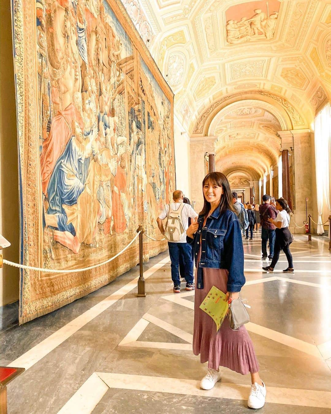 林弓束さんのインスタグラム写真 - (林弓束Instagram)「帰国しました。 初イタリア🇮🇹見所たくさんありすぎた。美しかった〜！✨ まずはついて初日、 世界遺産、世界最小の国家　 #バチカン市国　 の#バチカン美術館　へ。 美しい作品の数々は圧巻でした✨ #システィーナ礼拝堂 の #最後の審判　もみれて感激。 とても並んでたので日本でチケット買っといて正解。 日本では見られないような作品の数々、歴史に魅了されっぱなしでした。 . . .  #イタリア旅行  #新婚旅行　#ハネムーン　#イタリア  #ローマ　#ヨーロッパ　#yzktrip」10月18日 18時12分 - hayashiyuzuka