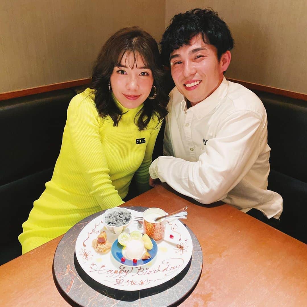 仲里依紗のインスタグラム：「2019.10.18💐 . 30歳になりました❣️❣️❣️ . お祝いメッセージ たくさんありがとうございました❤️ みんなの愛が凄く嬉しい🥰 30代に突入しても 自分らしさを忘れないで 更に、ド派手に❣️🌈✨ みんなにいつもhappyを届けれる存在であり続けれますように❤️ . . そして、 誕生日前夜の昨日は2人でディナーしました😍 結婚して何年経っても ちゃんと2人でご飯を考えてくれる 優しいキツネさん🥺❤️ その気持ちが本当に嬉しい🎂 . いつもお手紙をくれるんだけど… 30歳は特別だからって サプライズで キツネさん作の絵本をもらいました😭😭😭😭😭😭💕💕💕💕 びっくりしすぎて 嬉しすぎて お店の人いるのに泣いてしまった笑 恥ずかしい🤣❗️ . こうやっていつも私に対してだけじゃなく周りの人みんなにもどうしたら喜んでくれるかとかをいつも考えてる、優しくて思いやりがあるキツネさんが大好きです〜😁👍✨💕 . @akiyoshi0630nakao  #拾ってくださいと #ダンボールに入ってる #キツネさんがツボ😂🦊 #今度本当に入れてみようと思います」