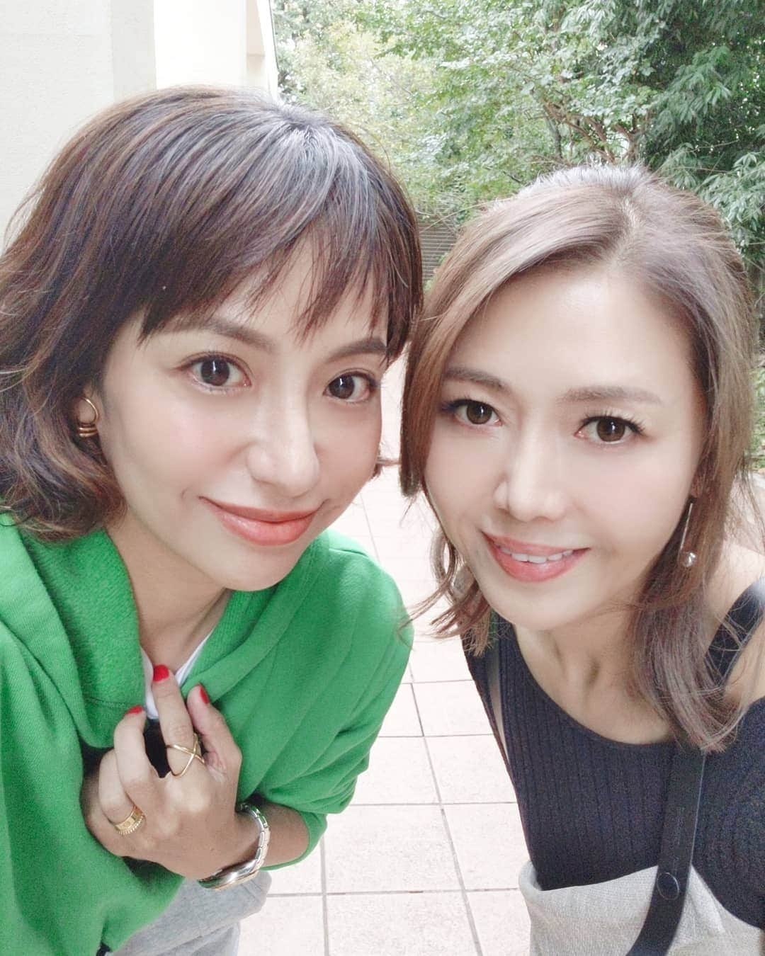 三喜本惠美さんのインスタグラム写真 - (三喜本惠美Instagram)「・ 幼稚園のママさん達とivyplaceでランチした帰りに皆で @aulaaila_official  の展示会へ🌿 最近のお気に入りランチは野菜とお肉で炭水化物抜き👍 それから @maris_nail_  でネイルとマツエクが一緒に出来るようになったので、早速行って来ましたよ😁 取れなくて自然な仕上り続けてみようかな🌼 #幼稚園ママ#ママランチ#炭水化物抜き#表参道ネイルサロン#青山ネイルサロン#マツエクサロン#マリスネイル」10月18日 18時17分 - megumi_mikimoto